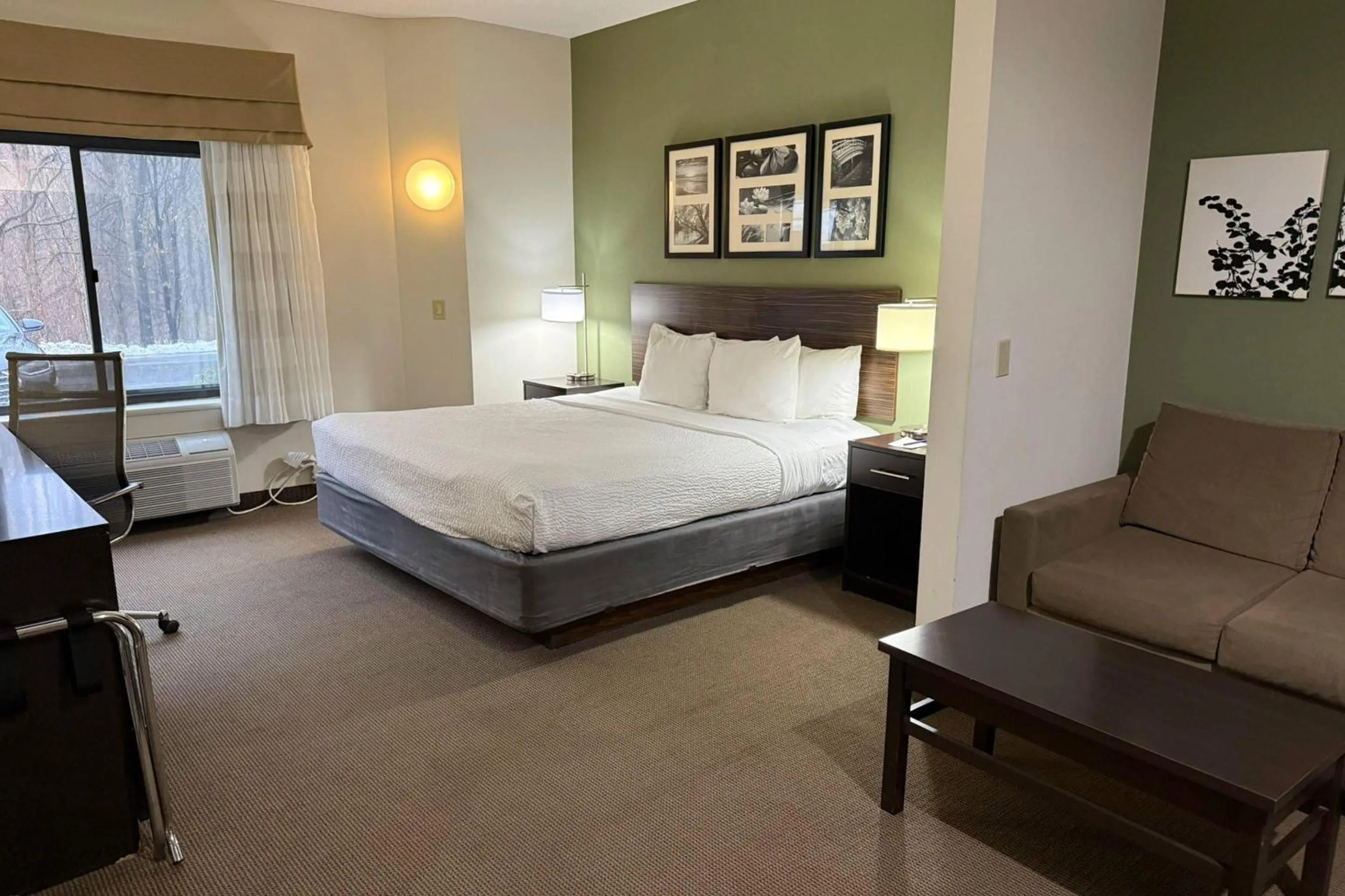 Bedroom, Bed in Sleep Inn & Suites Queensbury - Lake George