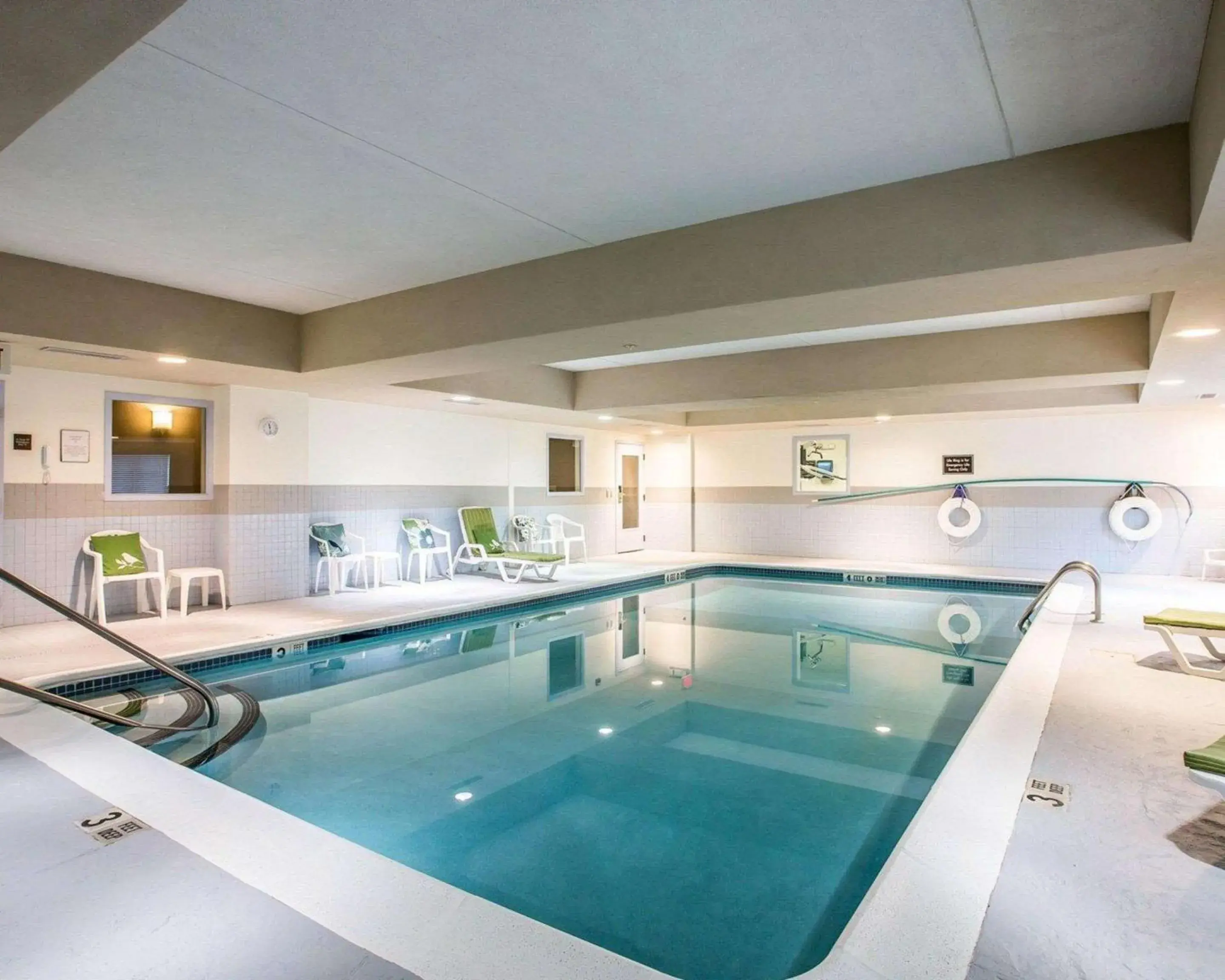 Swimming pool in Sleep Inn & Suites Queensbury - Lake George Swimming pool in Sleep Inn & Suites Queensbury - Lake George