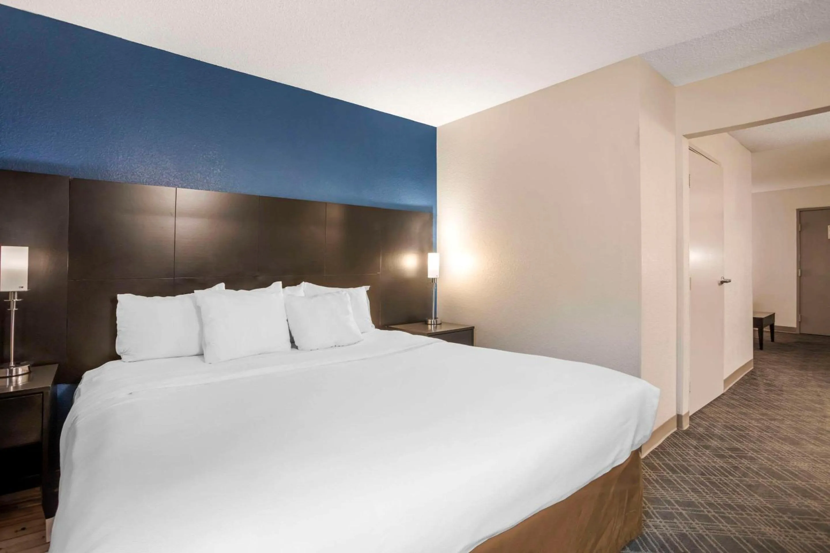Bedroom, Bed in Comfort Suites Nashville Airport - BNA