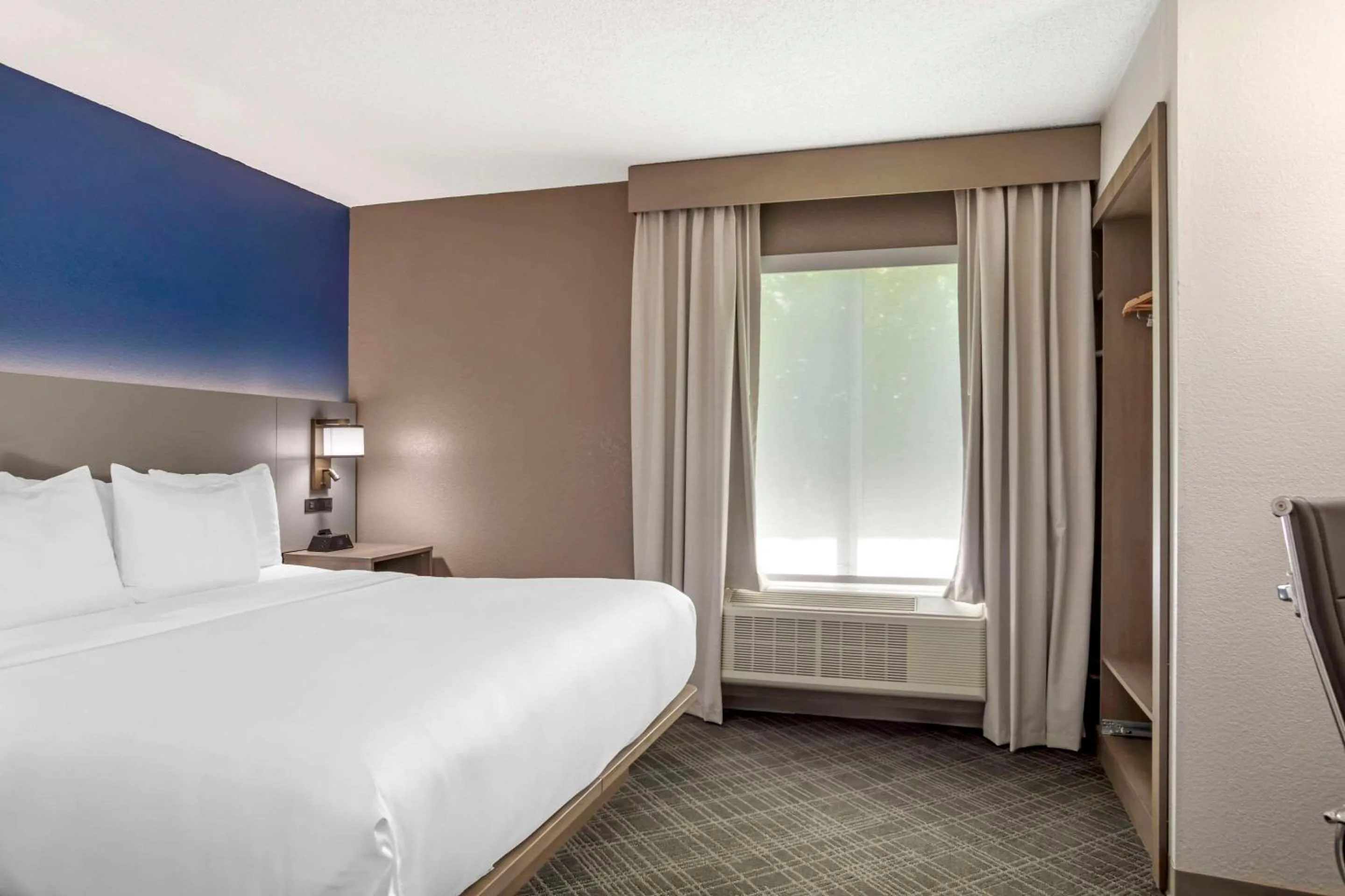 Bedroom, Bed in Comfort Suites Nashville Airport - BNA