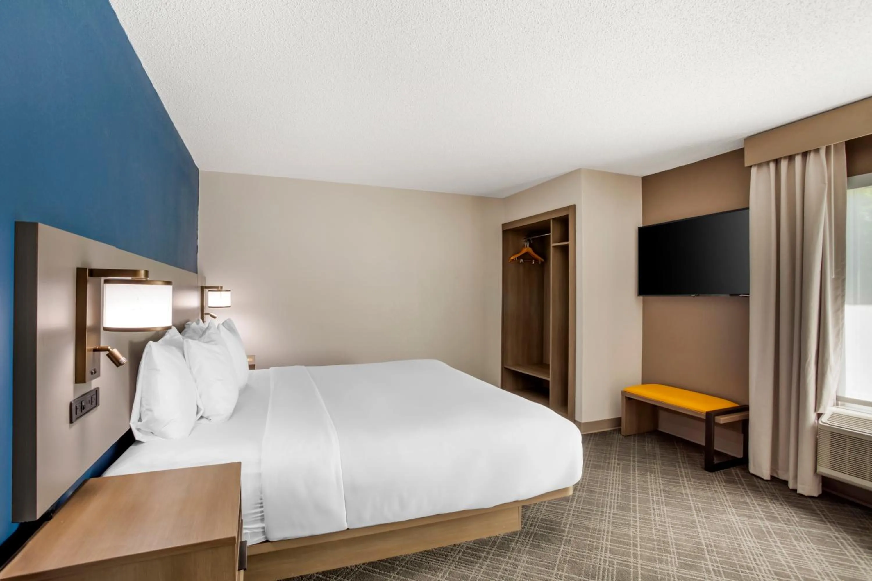 Bedroom, Bed in Comfort Suites Nashville Airport - BNA