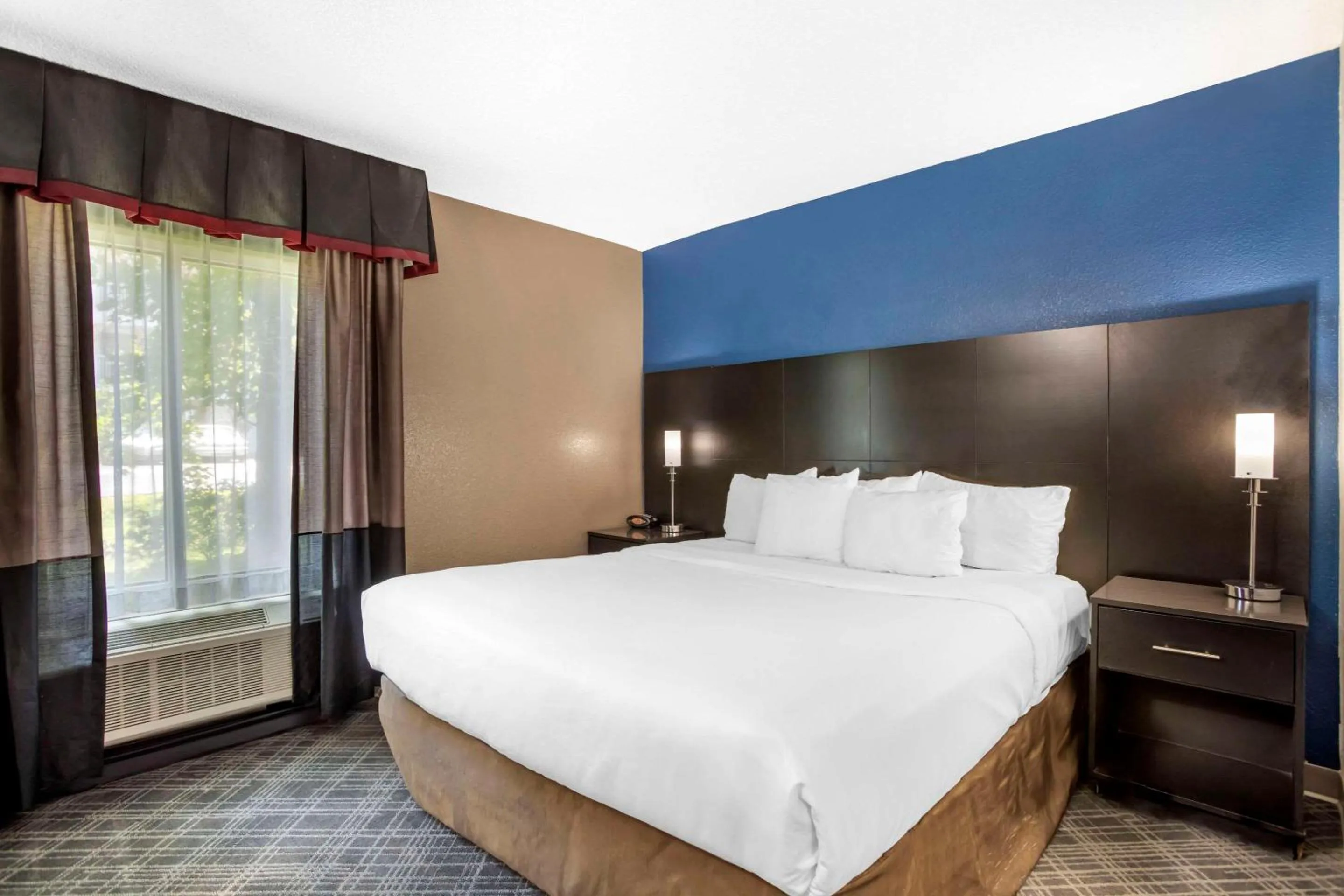 Bedroom, Bed in Comfort Suites Nashville Airport - BNA