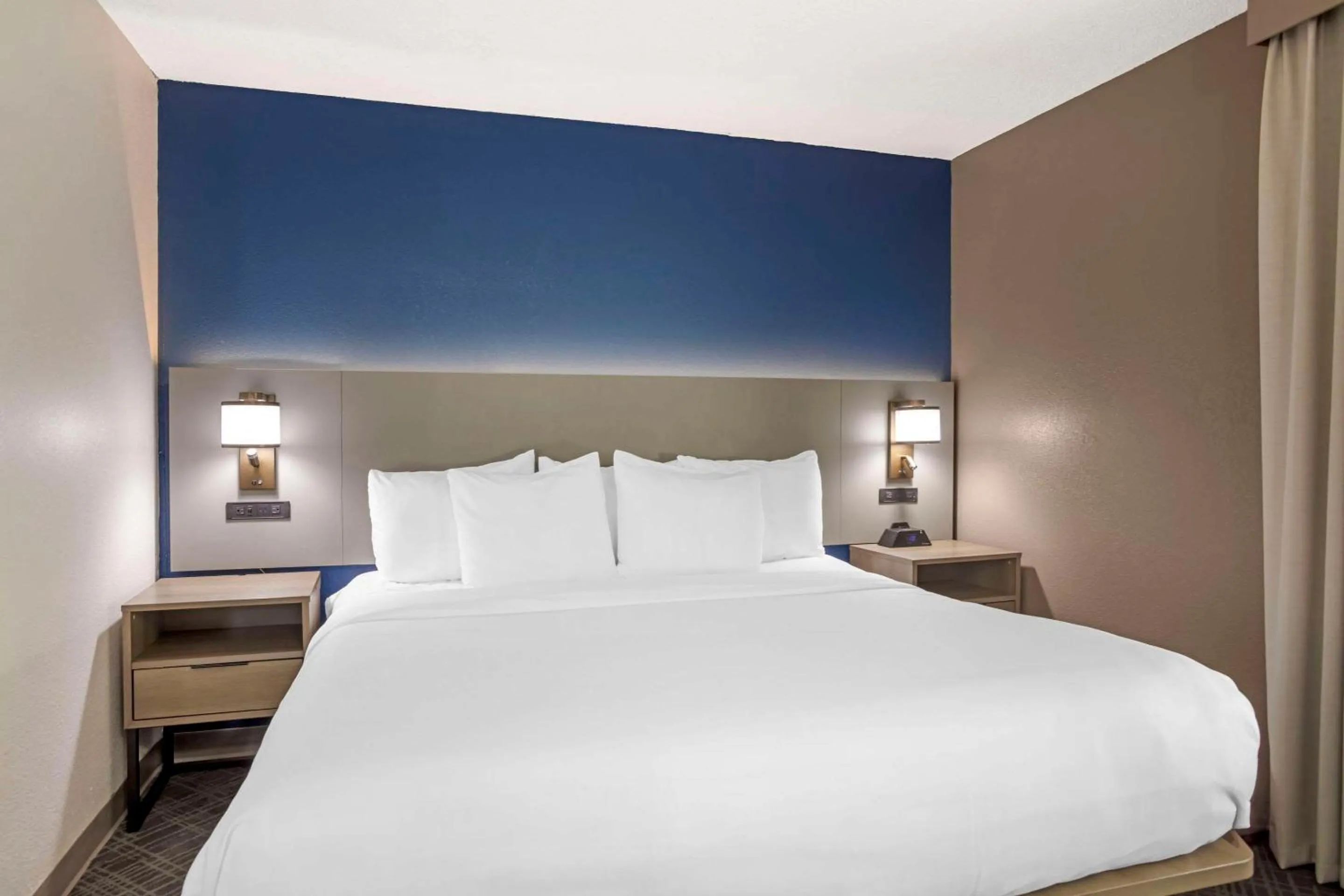 Bedroom, Bed in Comfort Suites Nashville Airport - BNA