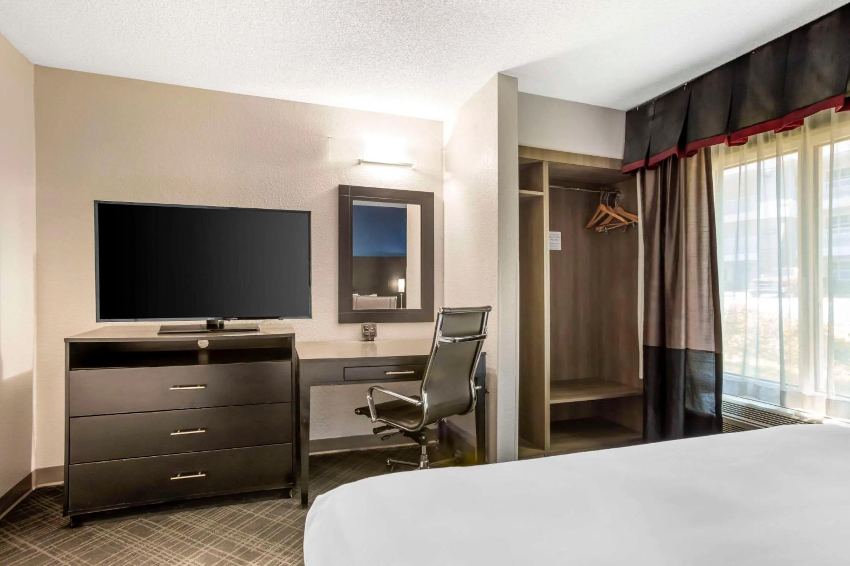 Bedroom, Bed in Comfort Suites Nashville Airport - BNA