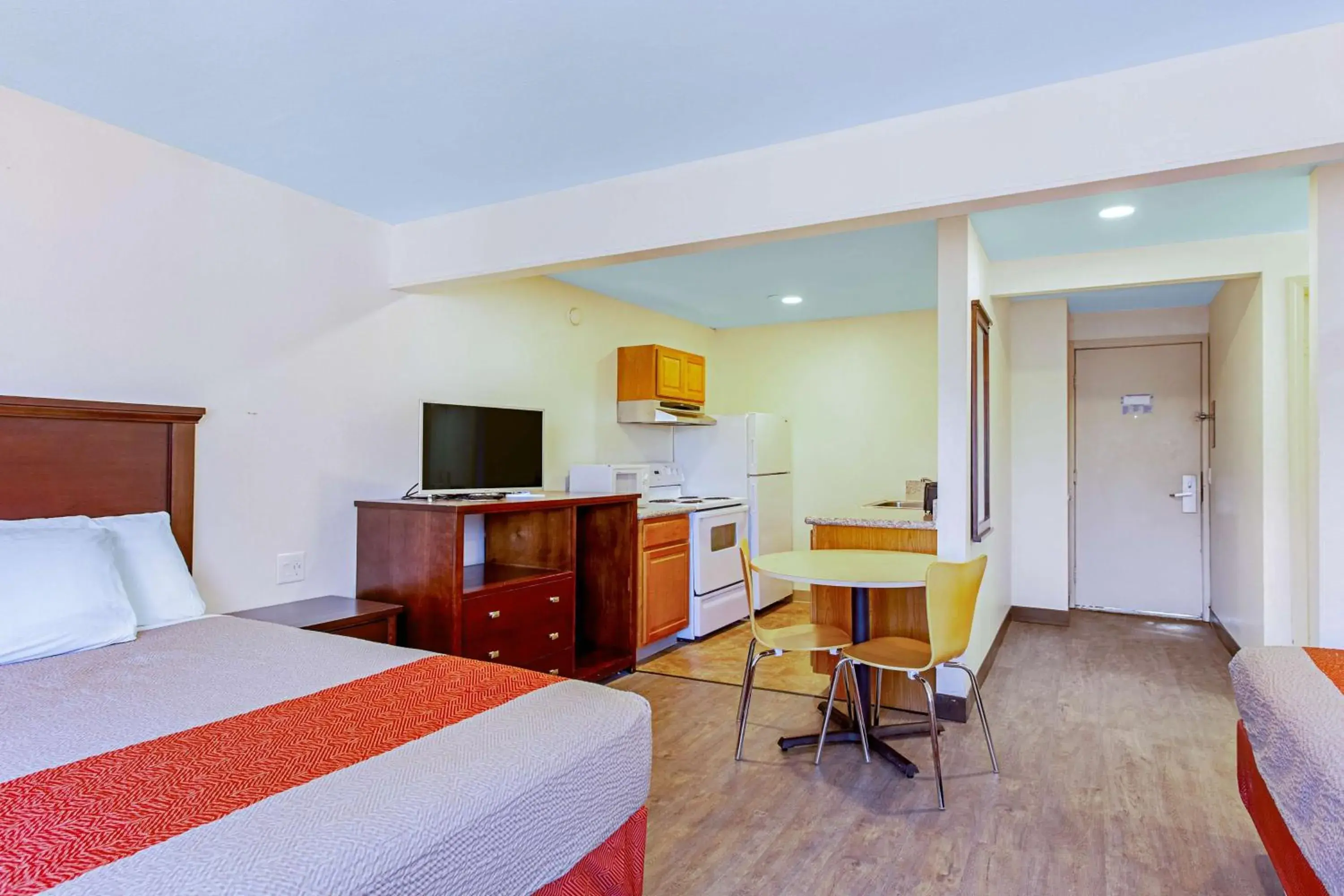 TV and multimedia, Bed in Motel 6 Pendleton, OR - West TV and multimedia, Bed in Motel 6 Pendleton, OR - West