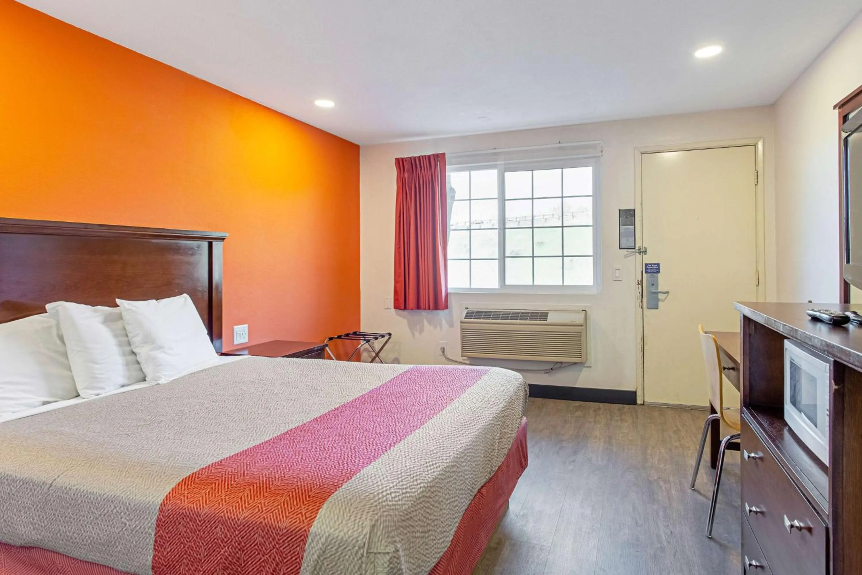 TV and multimedia, Bed in Motel 6 Pendleton, OR - West