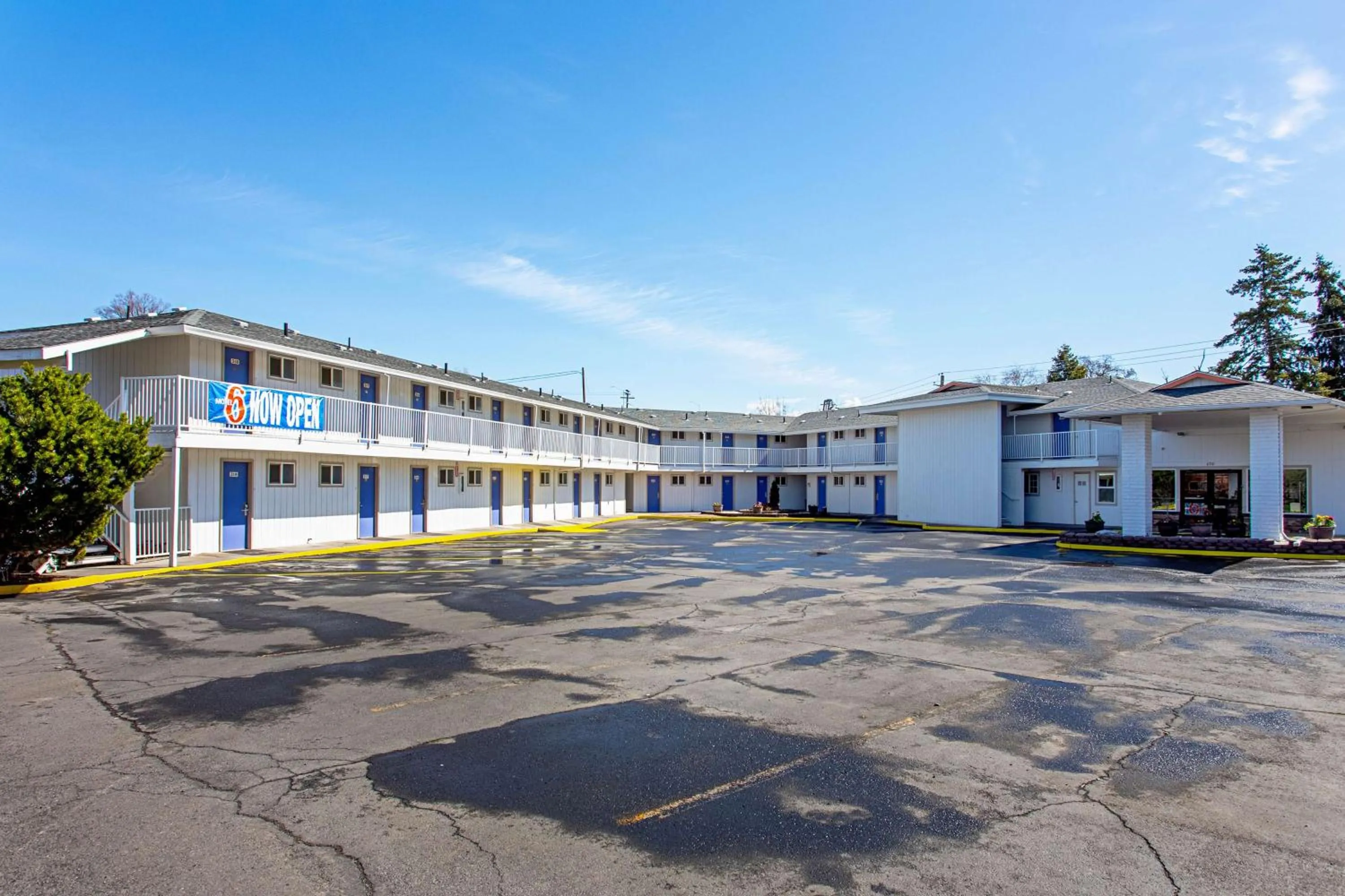 Property building in Motel 6 Pendleton, OR - West