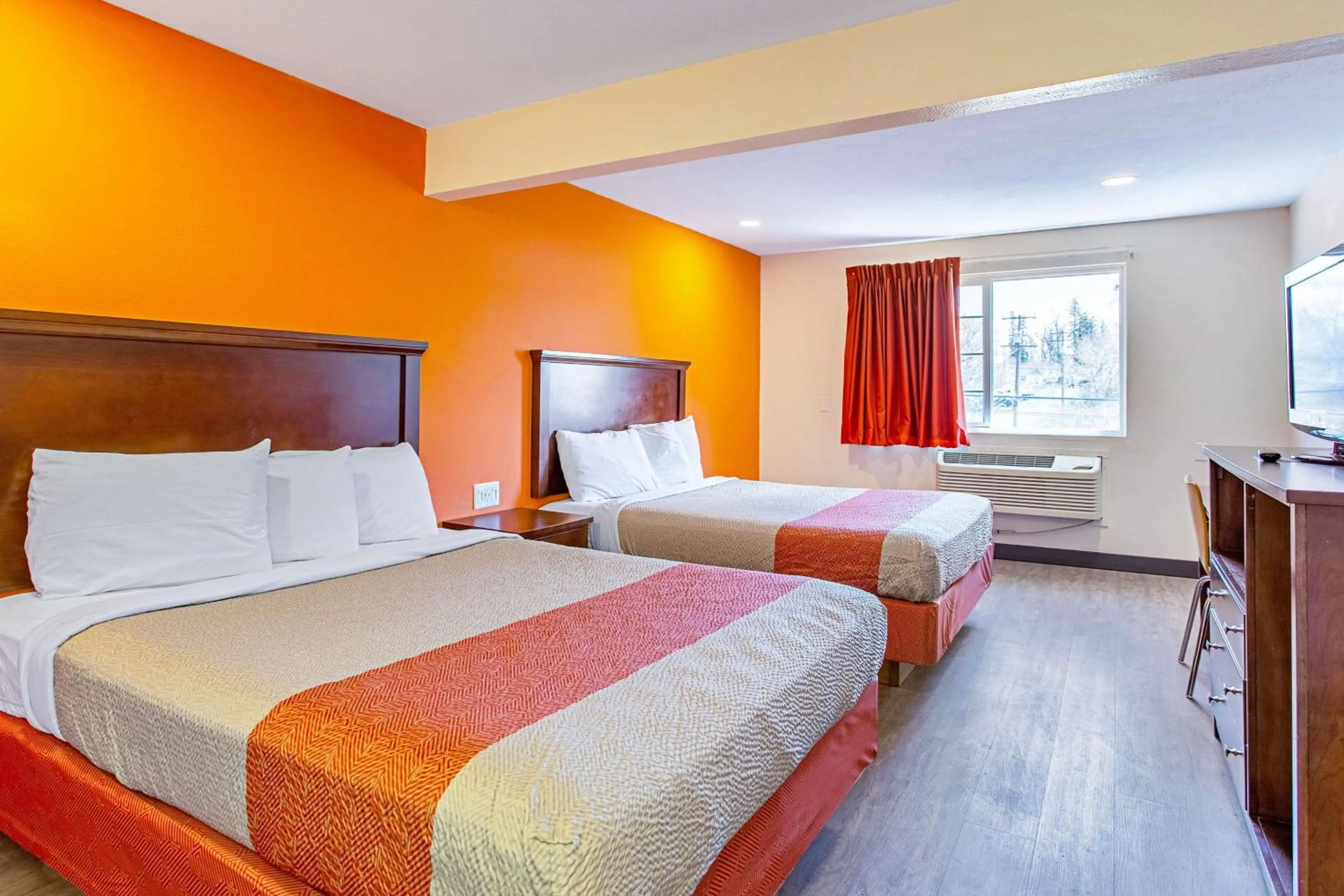 TV and multimedia, Bed in Motel 6 Pendleton, OR - West