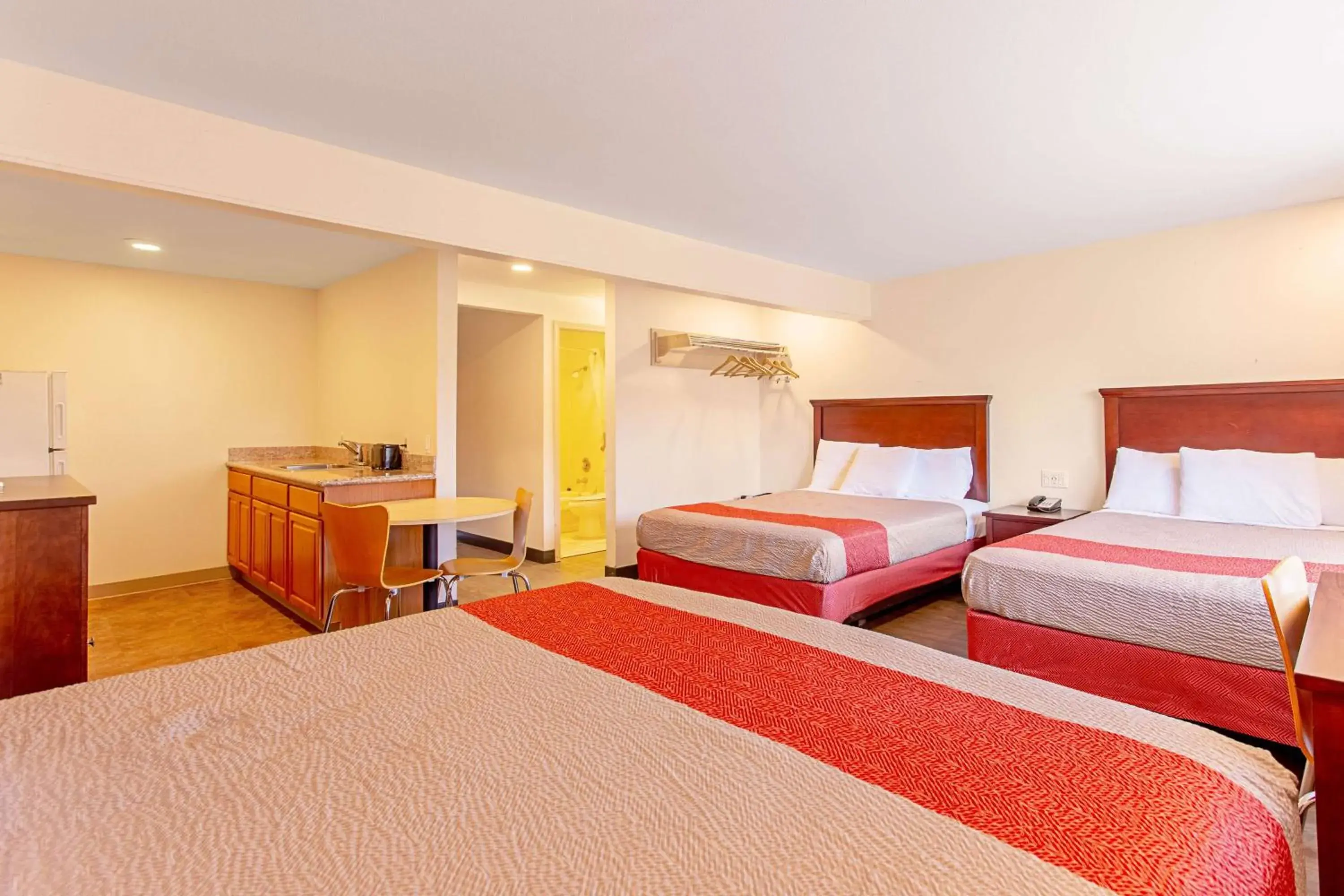 Kitchen or kitchenette, Bed in Motel 6 Pendleton, OR - West Kitchen or kitchenette, Bed in Motel 6 Pendleton, OR - West