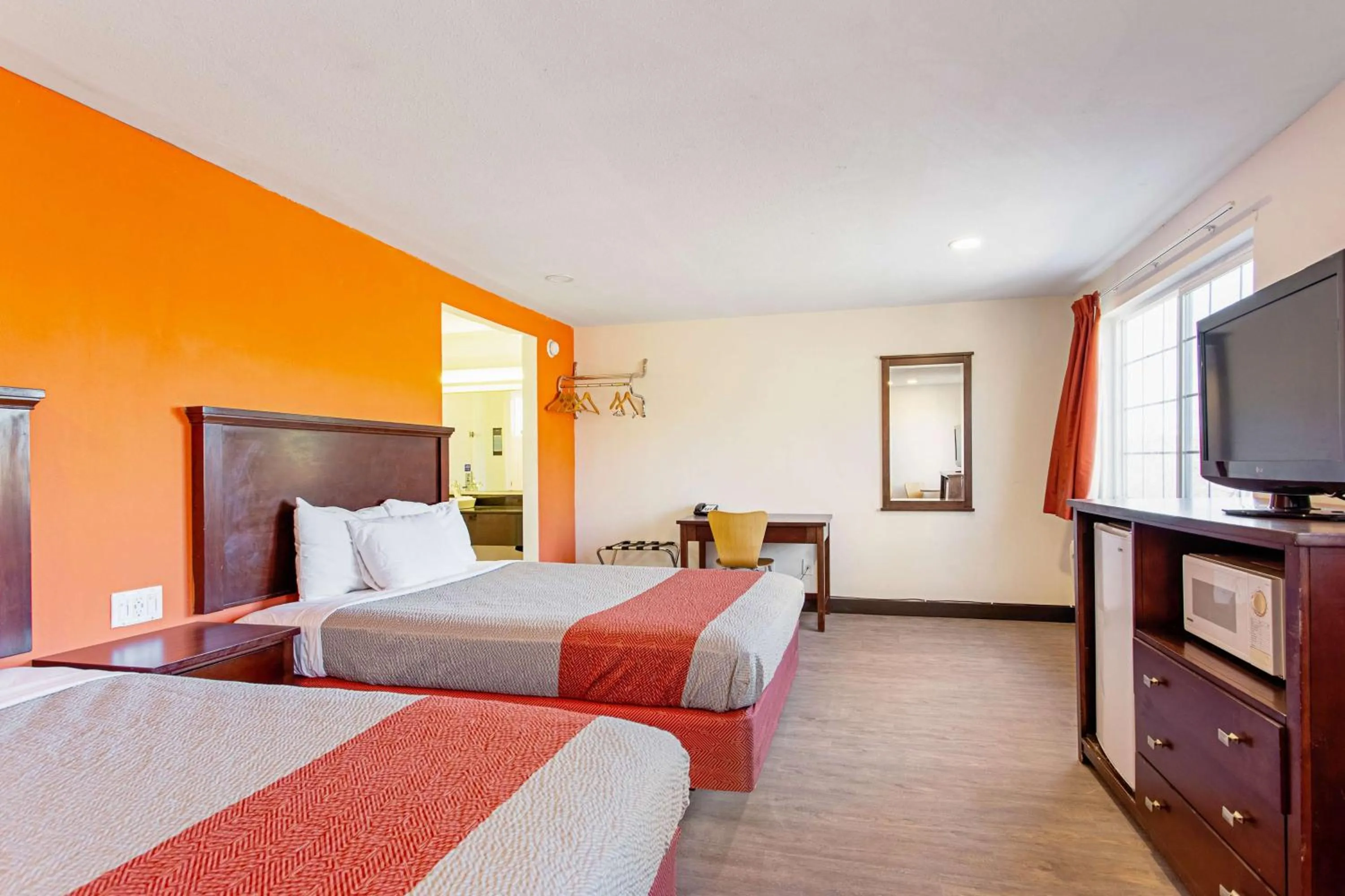 TV and multimedia, Bed in Motel 6 Pendleton, OR - West