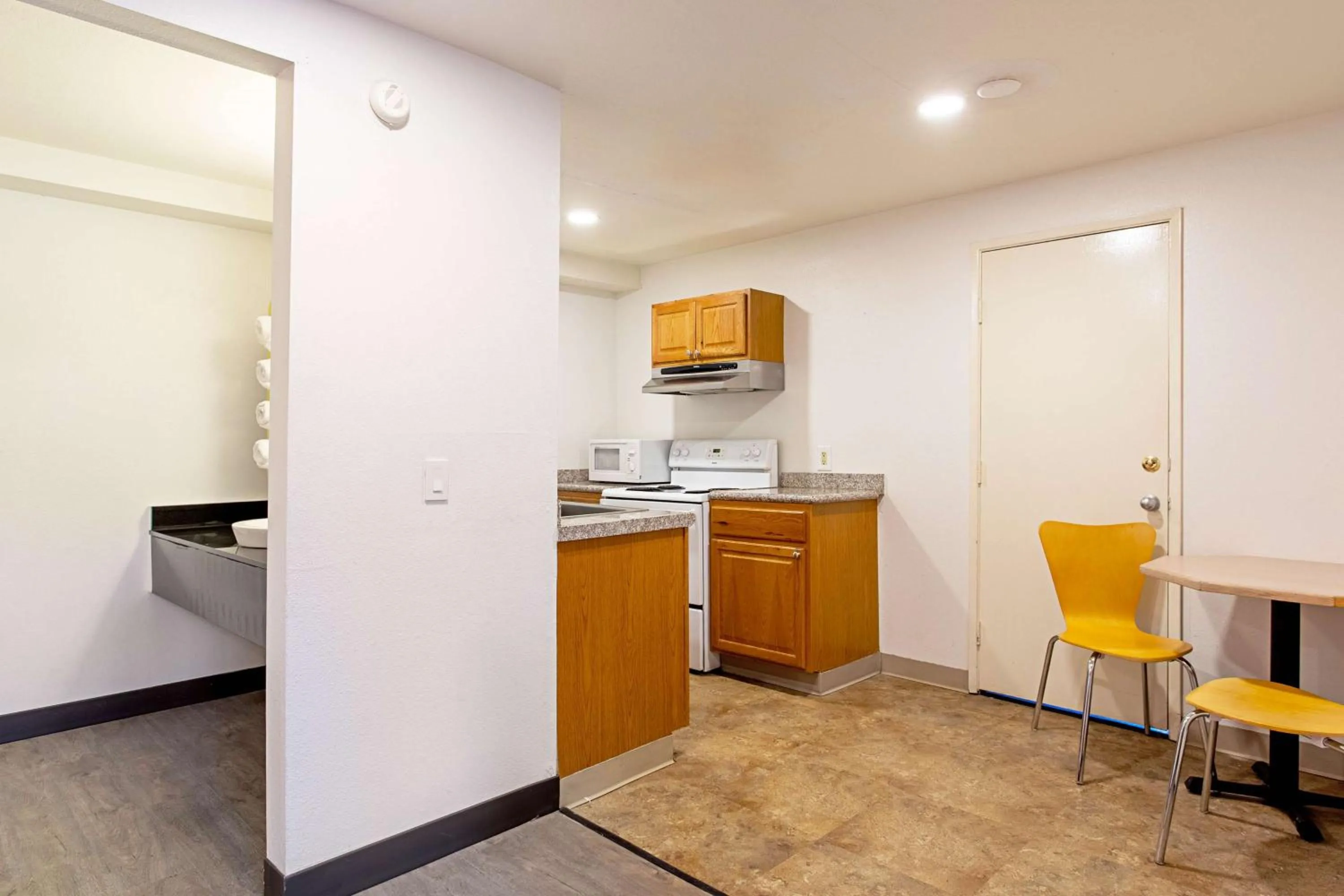 Kitchen or kitchenette in Motel 6 Pendleton, OR - West