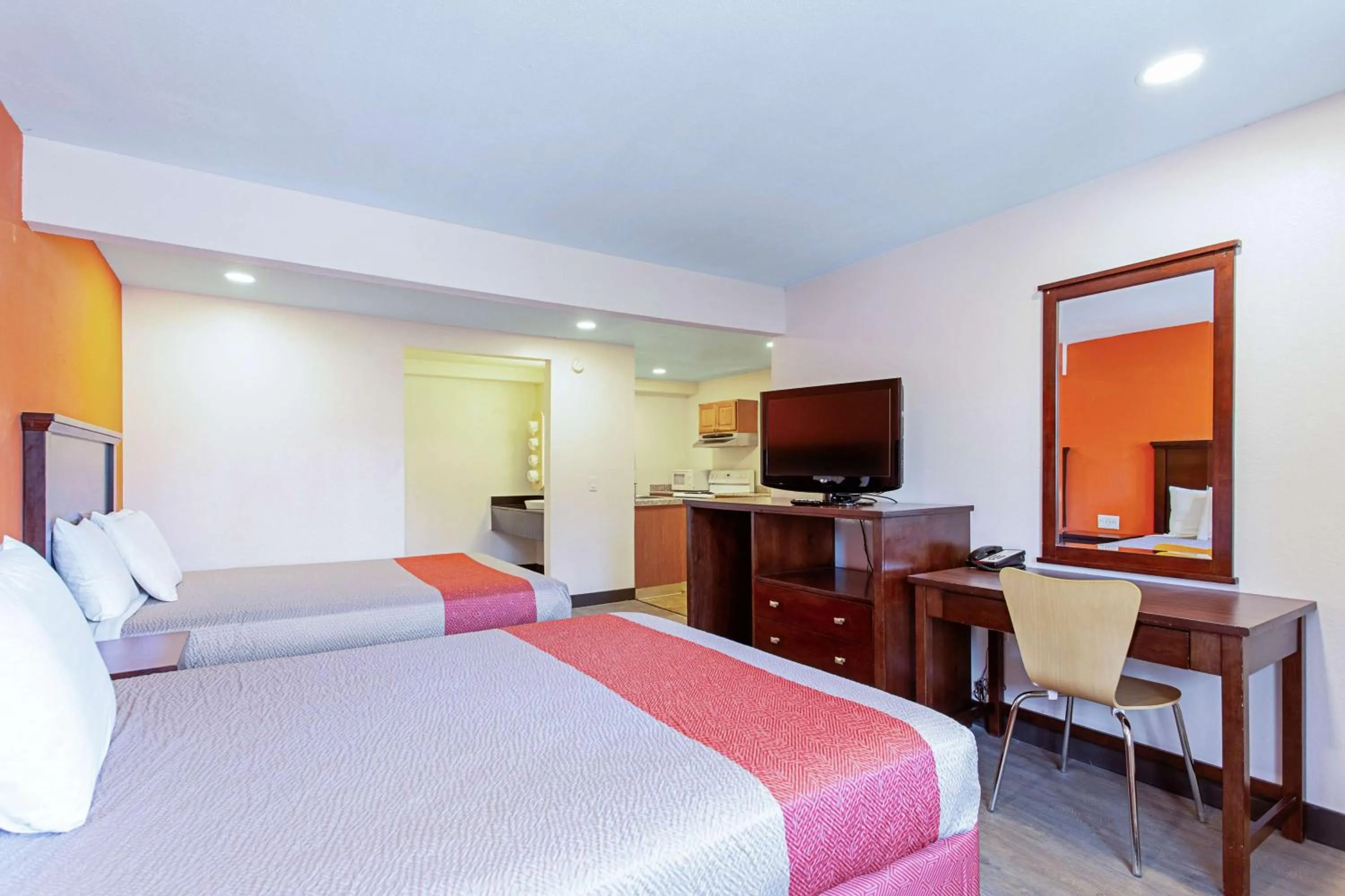 TV and multimedia, Bed in Motel 6 Pendleton, OR - West