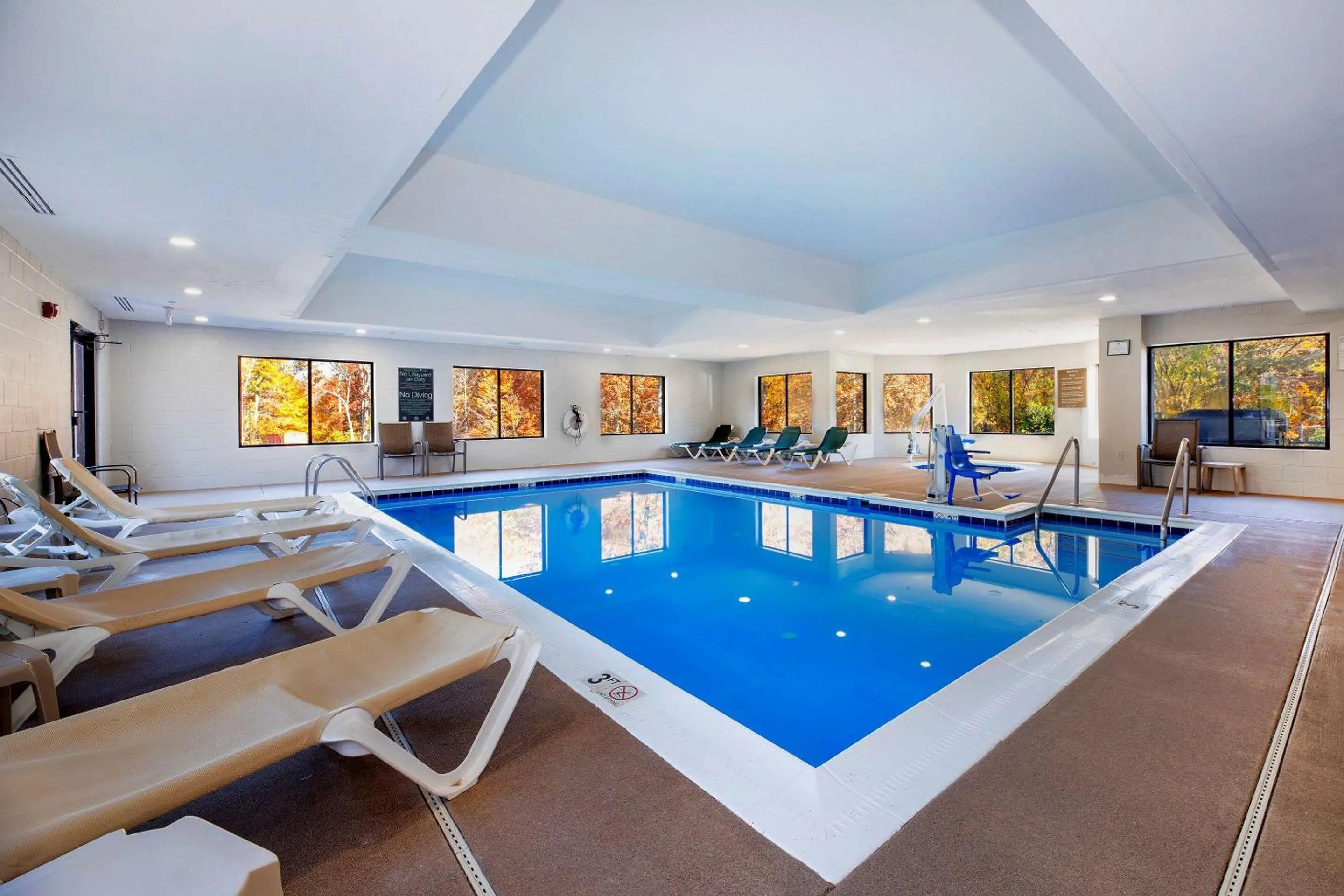 Swimming pool in Comfort Inn Near Quantico Main Gate North