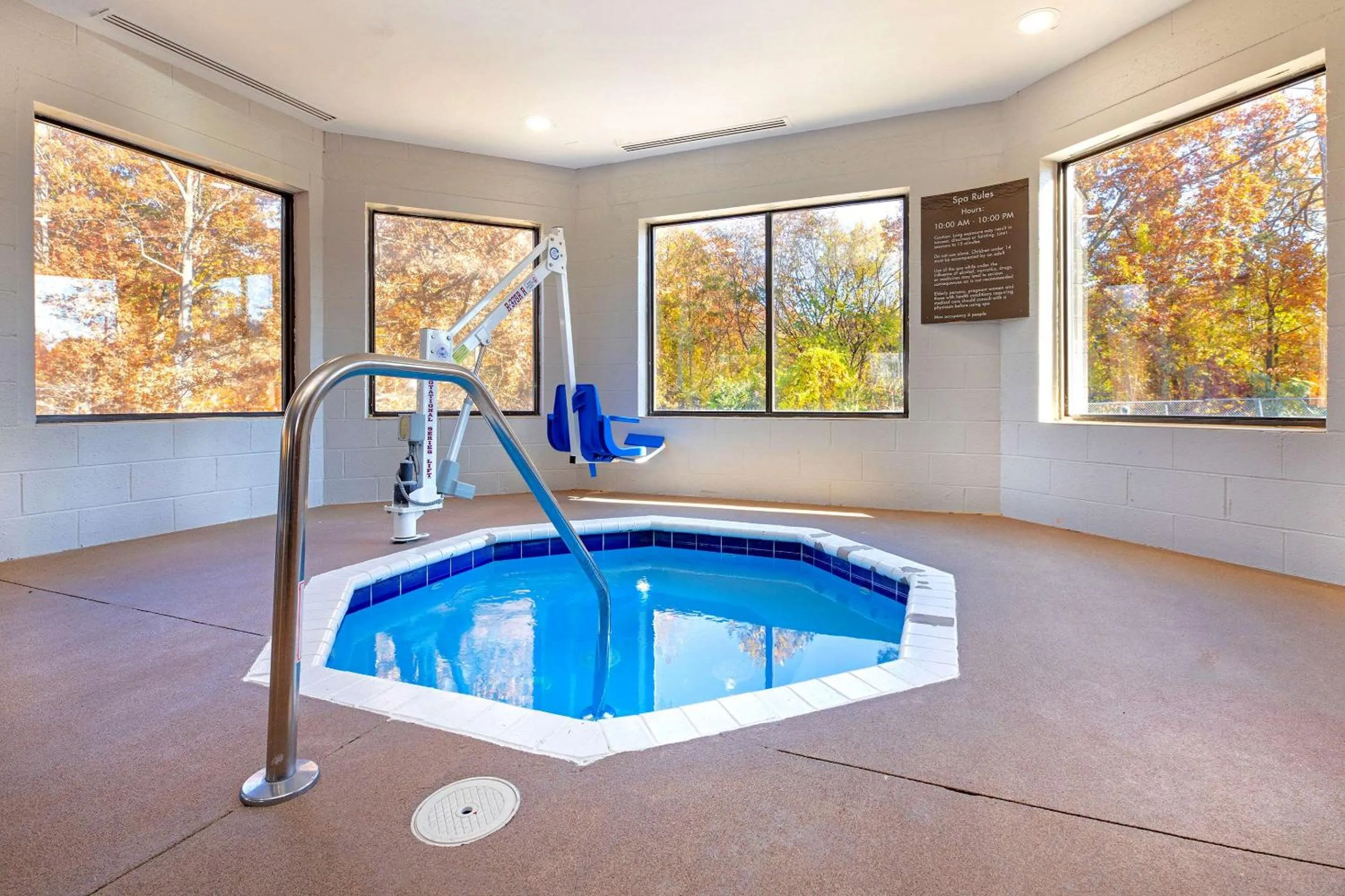 Swimming pool in Comfort Inn Near Quantico Main Gate North