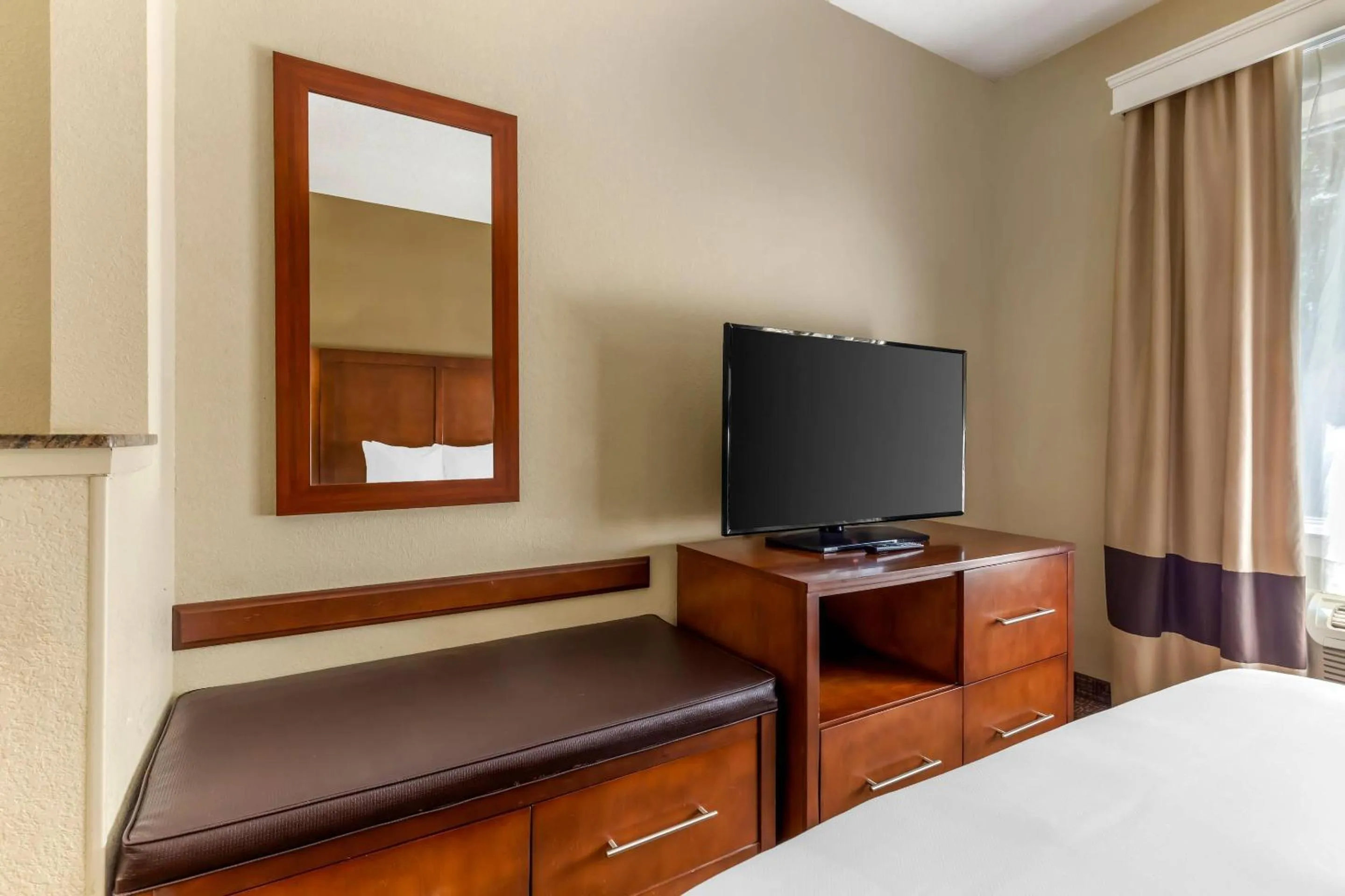 Bedroom, Bed in Comfort Suites Raleigh Walnut Creek