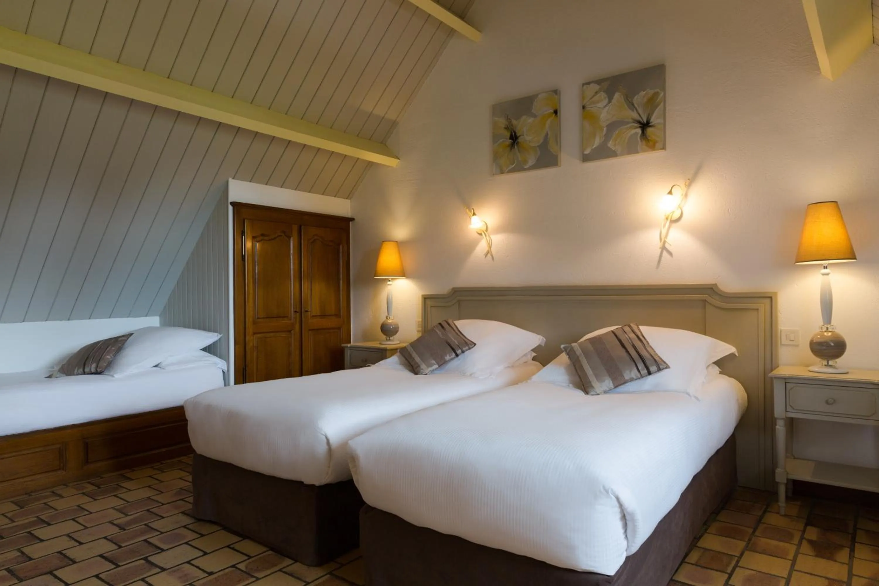 Bed in L'Orée des Chênes, The Originals Relais