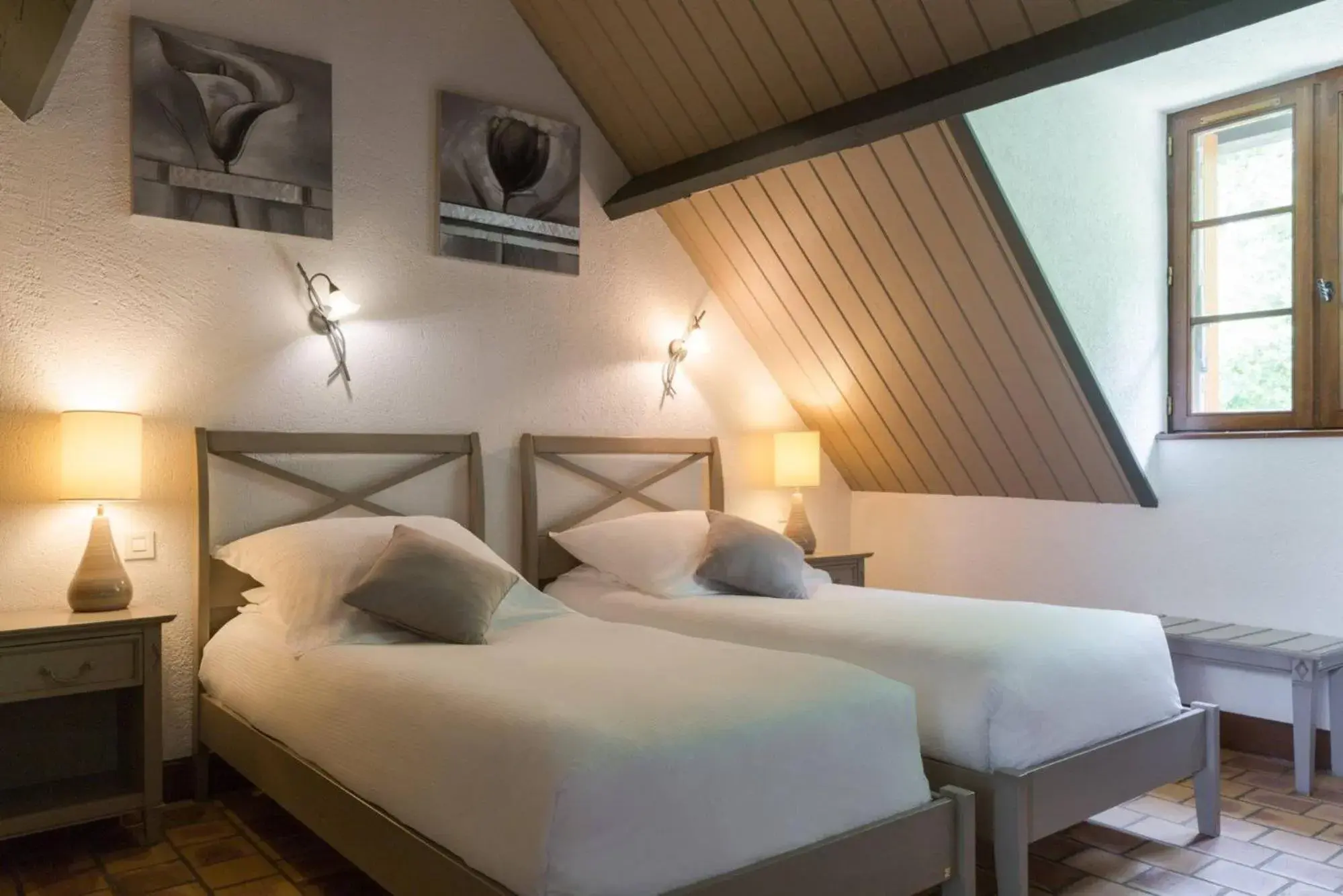 Bed in L'Orée des Chênes, The Originals Relais Bed in L'Orée des Chênes, The Originals Relais