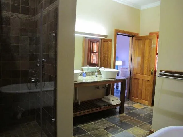 Bathroom in Meijer's Rust