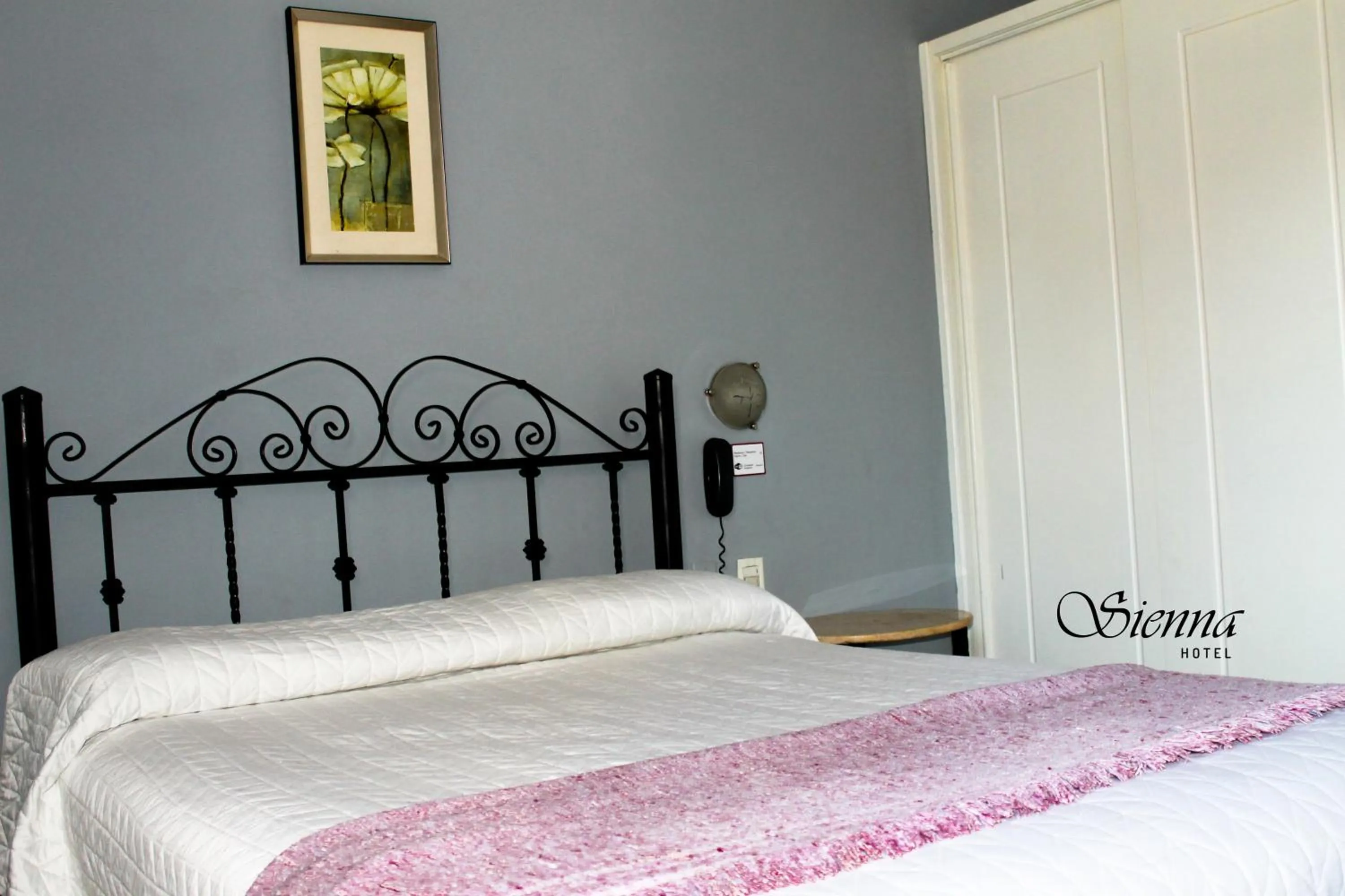 Photo of the whole room, Bed in Hotel Sienna