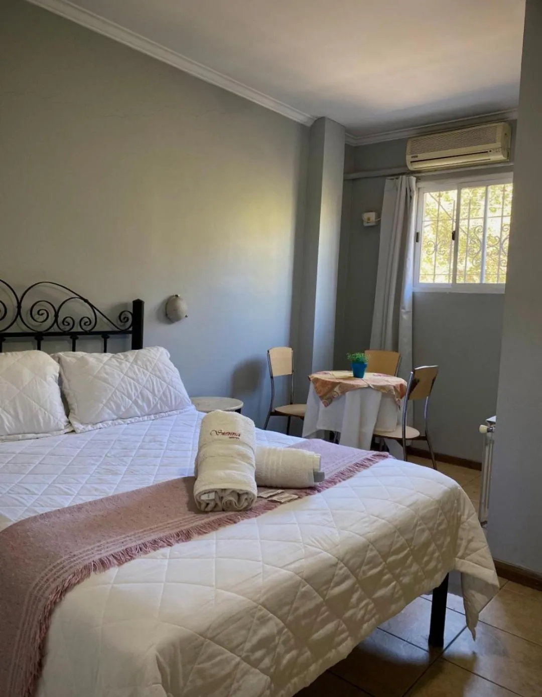 Seating area, Bed in Hotel Sienna
