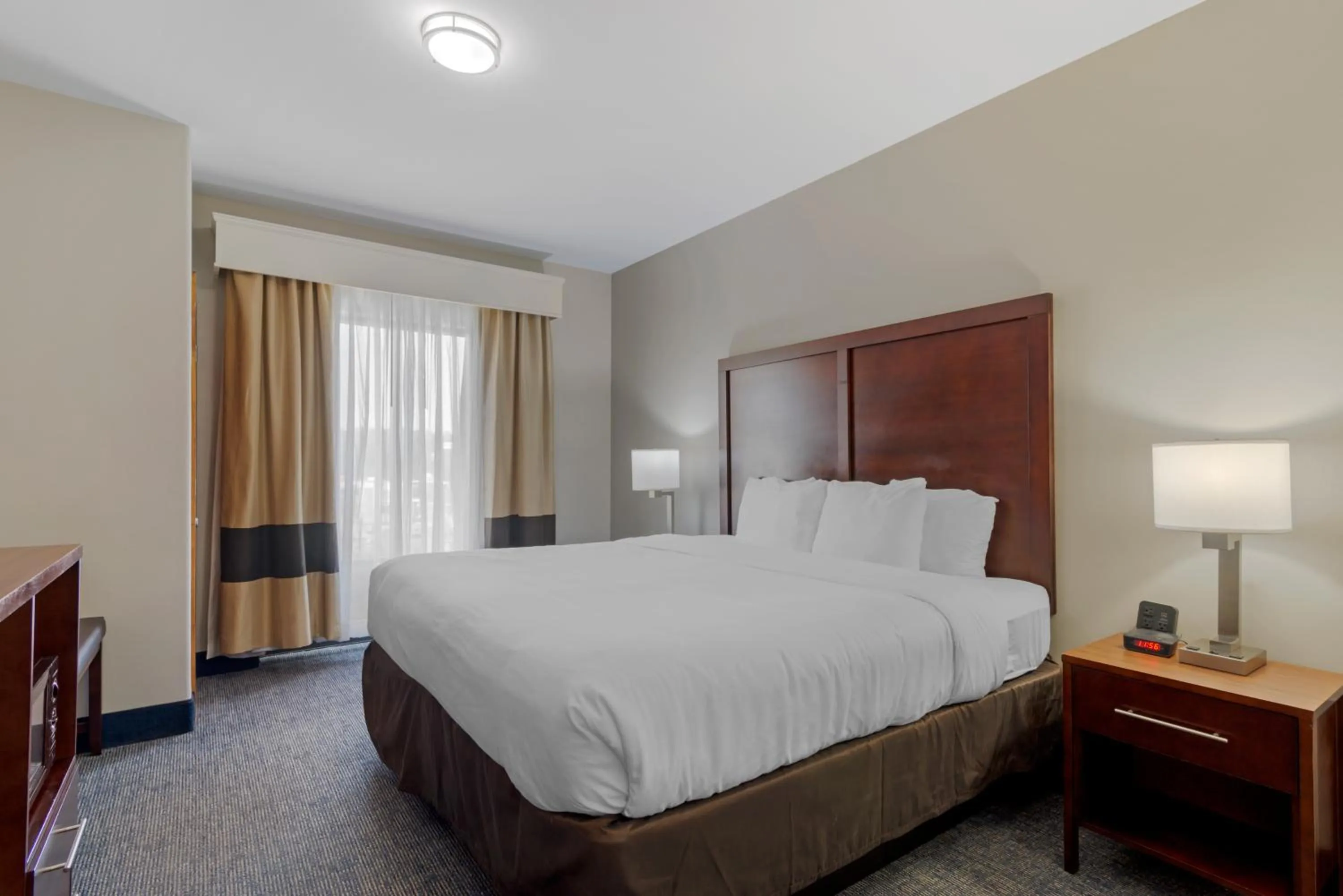 Bedroom, Bed in Comfort Suites Stockbridge Atlanta South