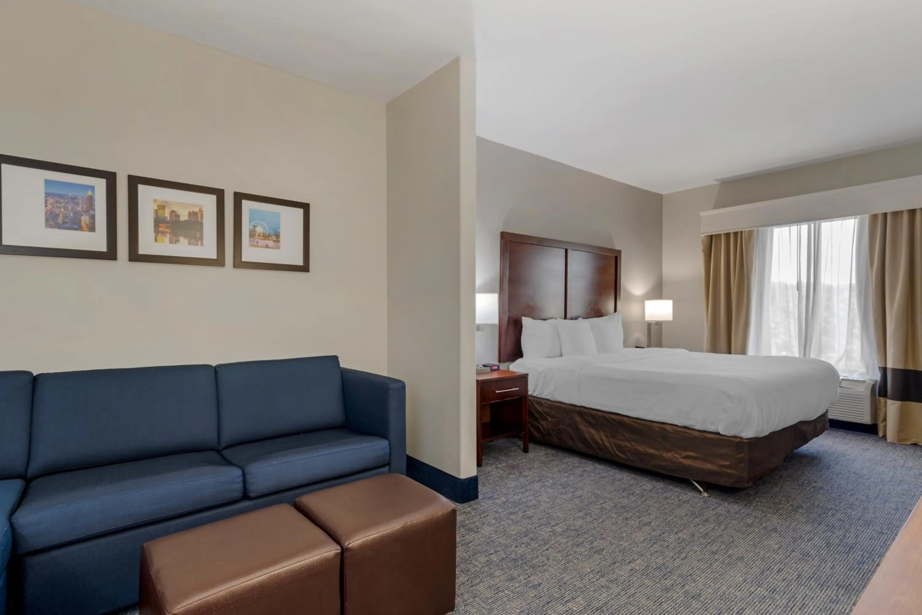 Seating area, Bed in Comfort Suites Stockbridge Atlanta South