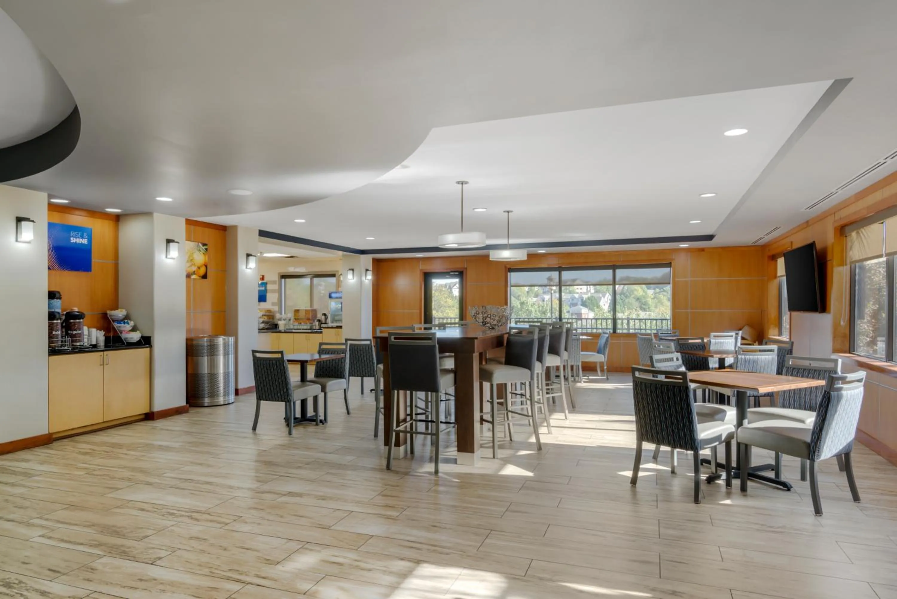 Dining area in Comfort Suites Stockbridge Atlanta South