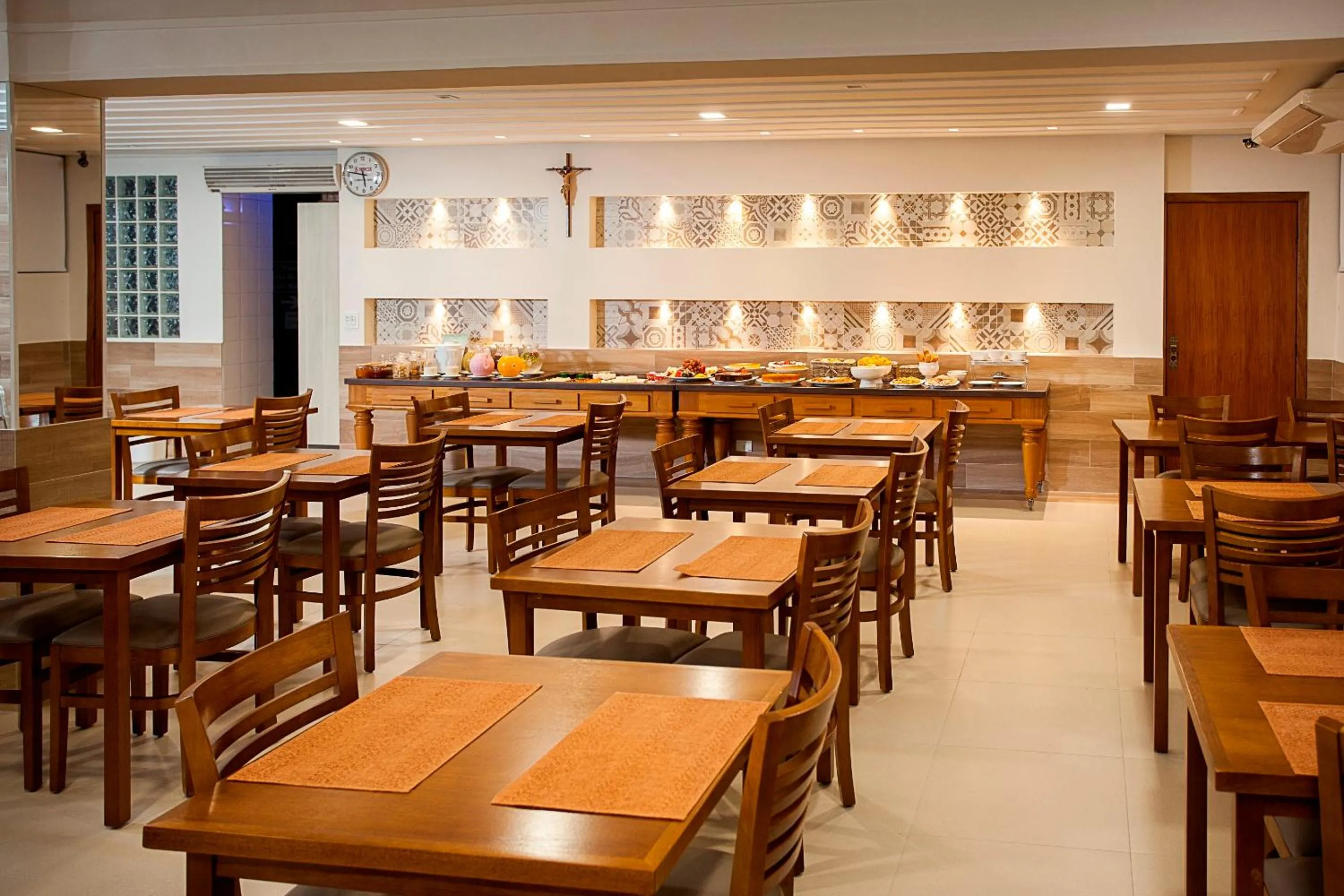 Restaurant/places to eat in Alves Hotel