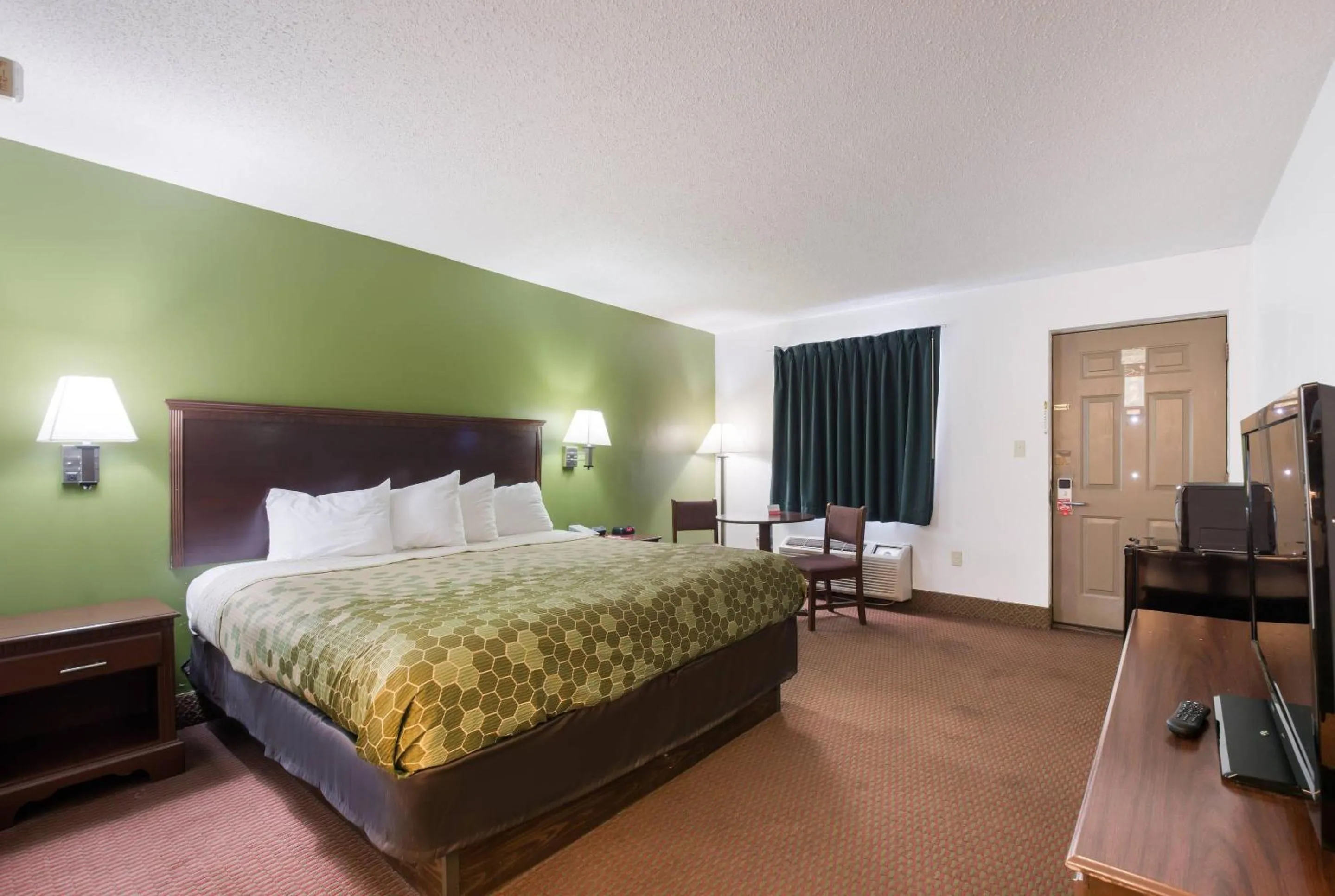 Bedroom, Bed in Econo Lodge Inn & Suites Knoxville East