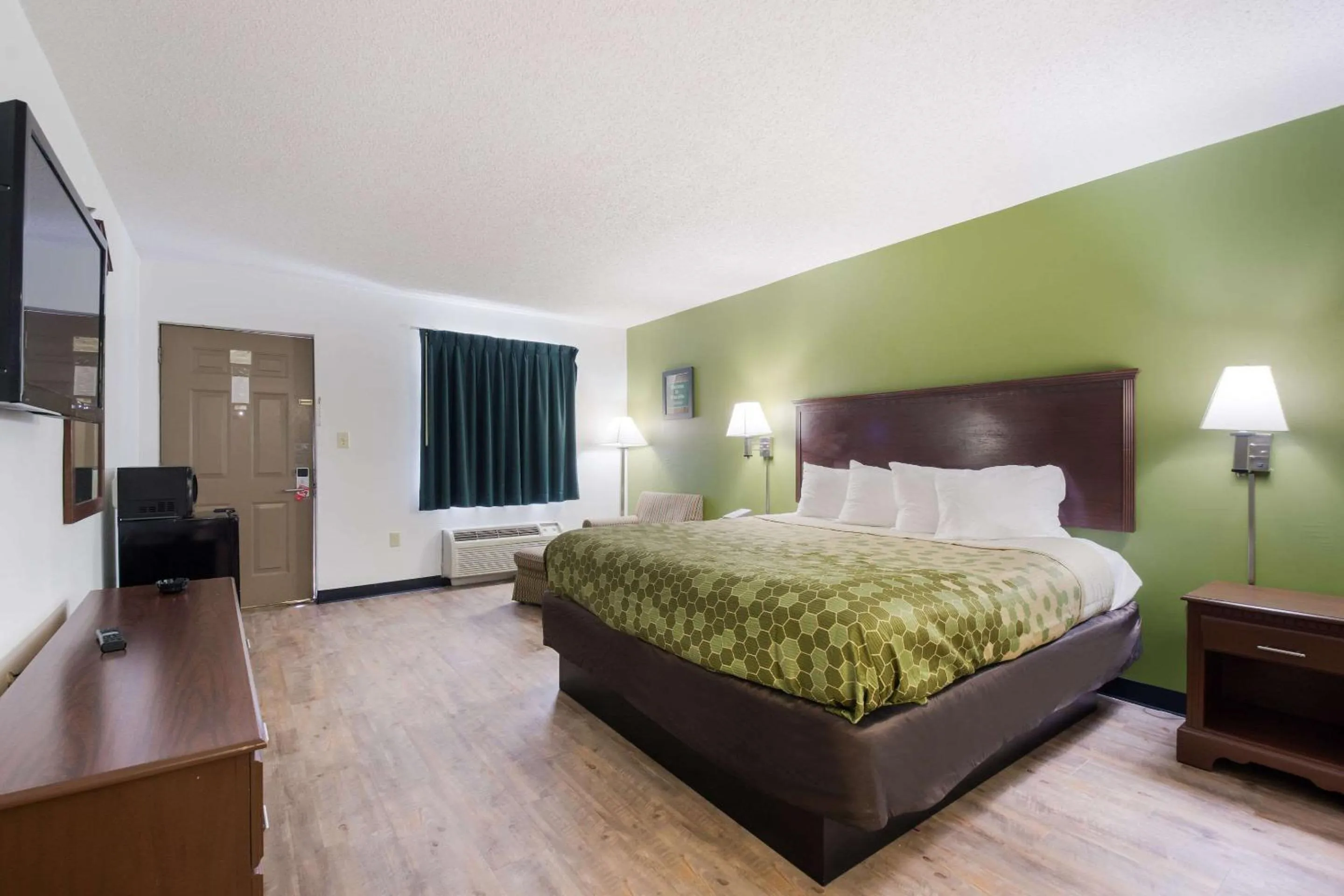 Photo of the whole room, Bed in Econo Lodge Inn & Suites Knoxville East