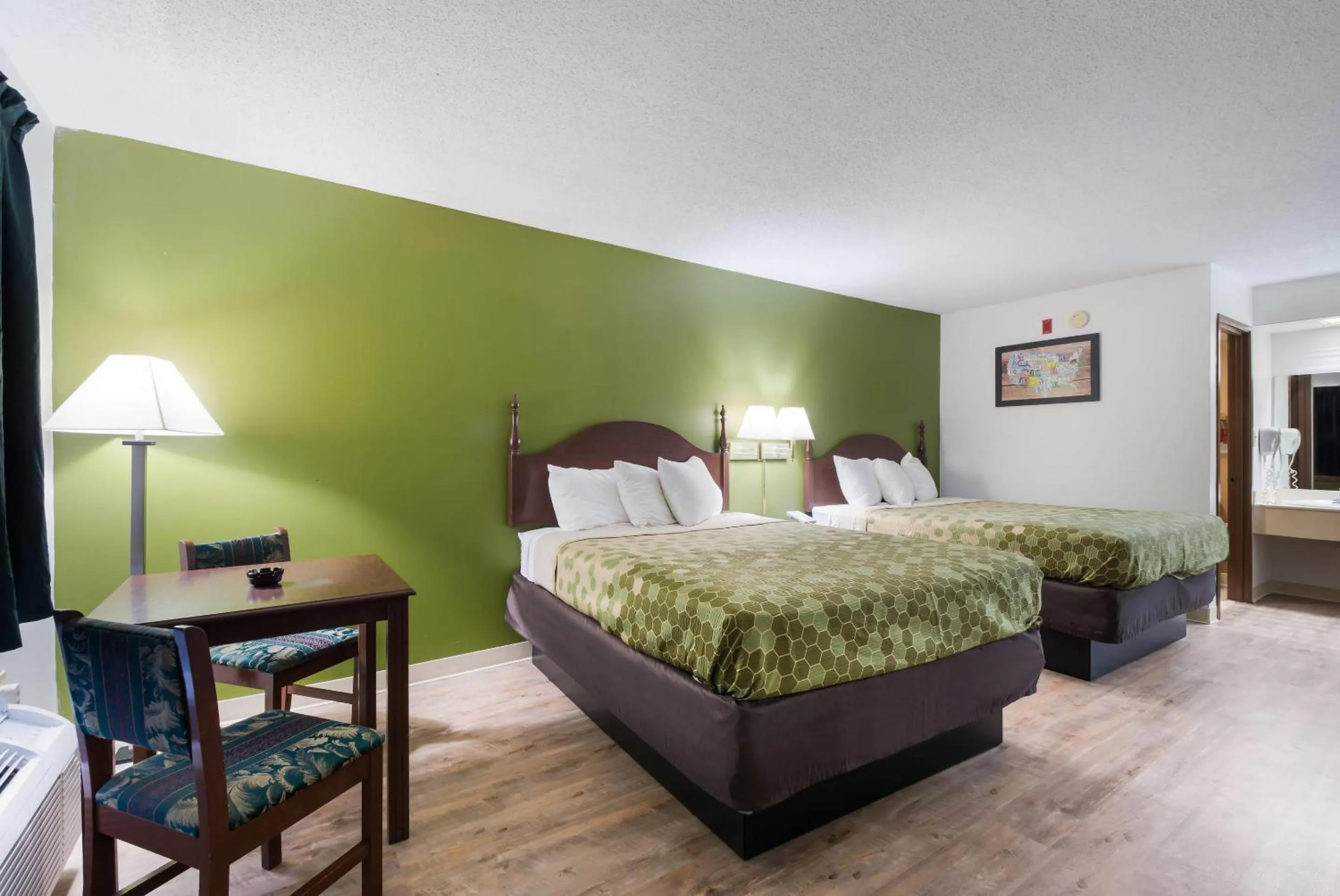 Bedroom, Bed in Econo Lodge Inn & Suites Knoxville East