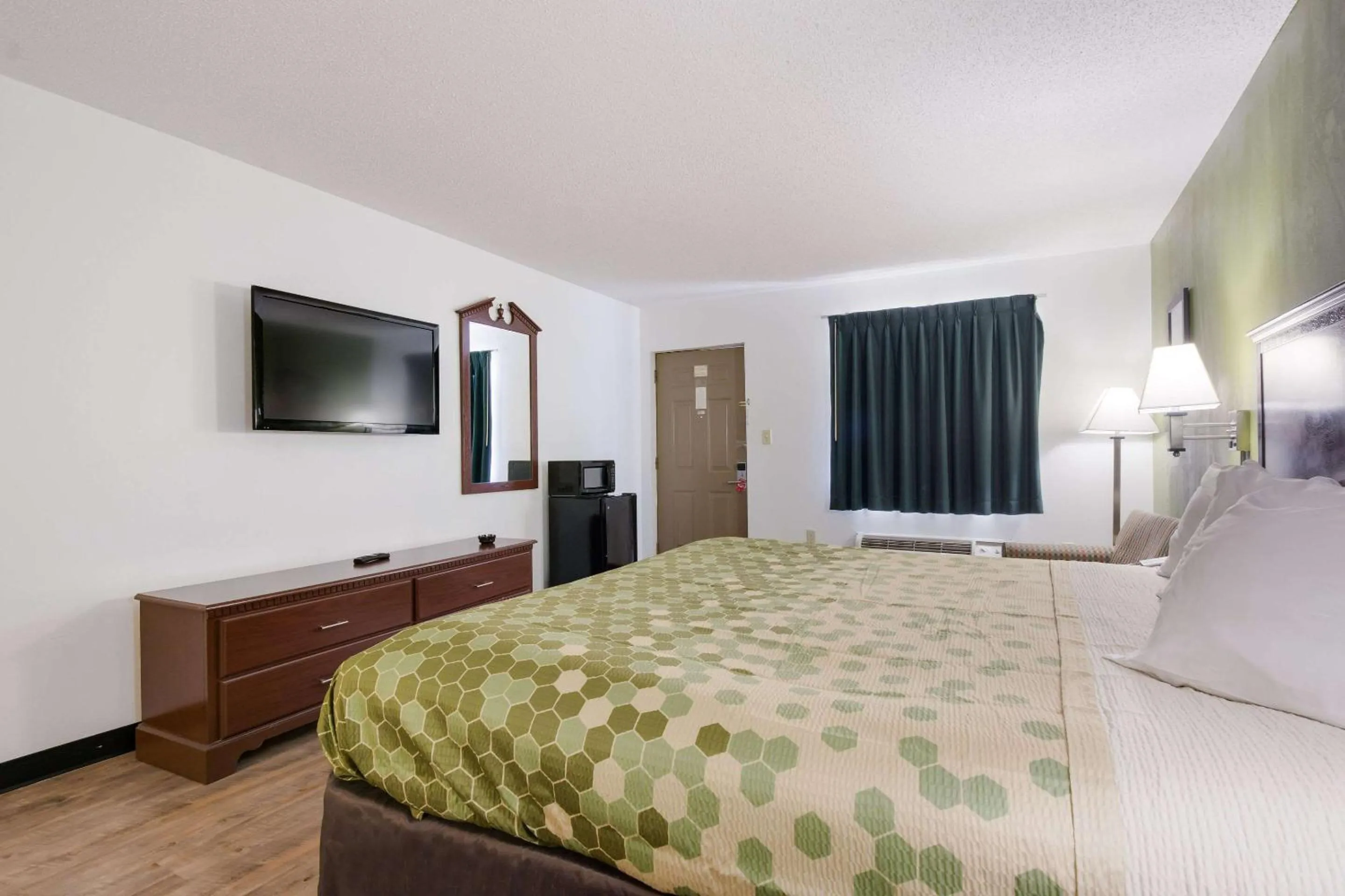 Photo of the whole room, Bed in Econo Lodge Inn & Suites Knoxville East