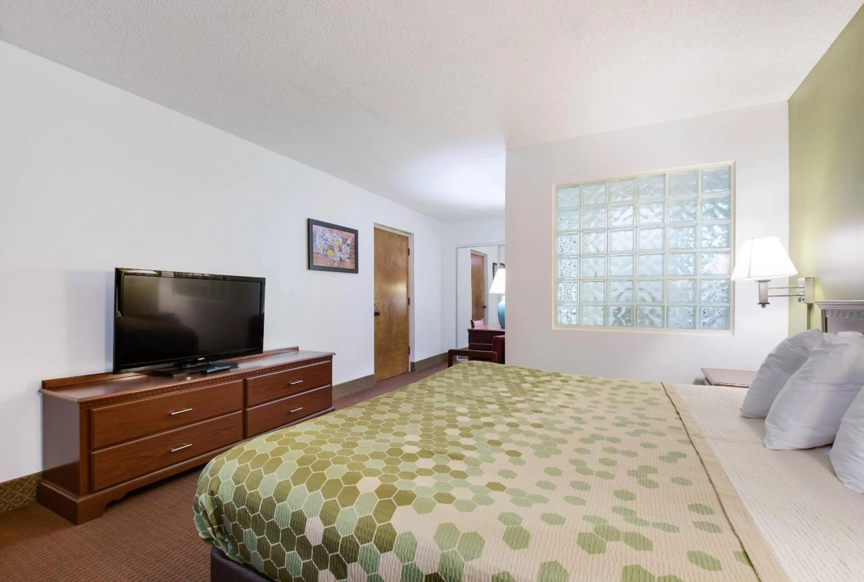 Bedroom, Bed in Econo Lodge Inn & Suites Knoxville East