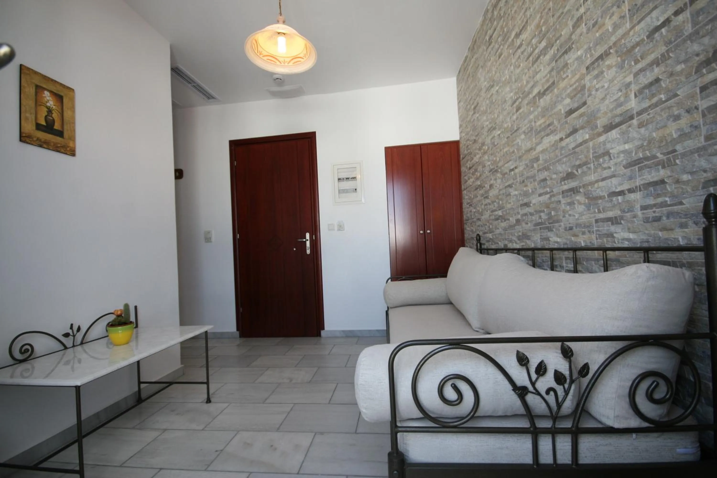 Photo of the whole room in Iliovasilema