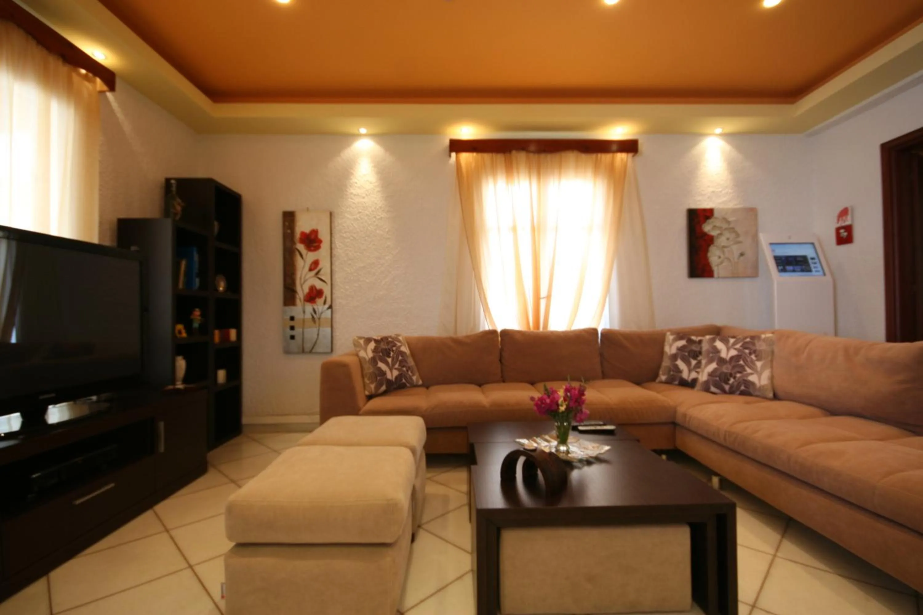 Communal lounge/ TV room in Iliovasilema