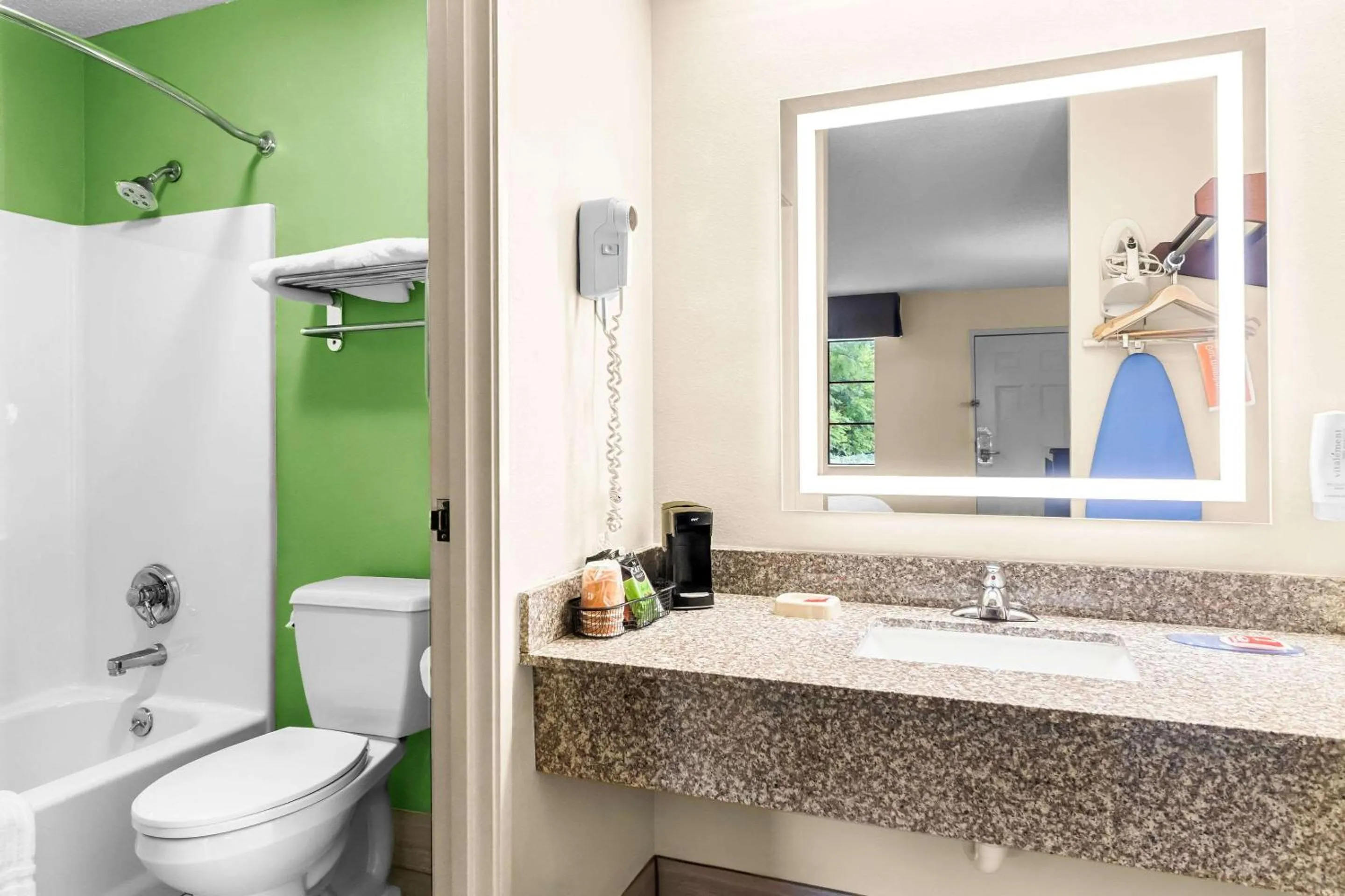 Bedroom in Econo Lodge