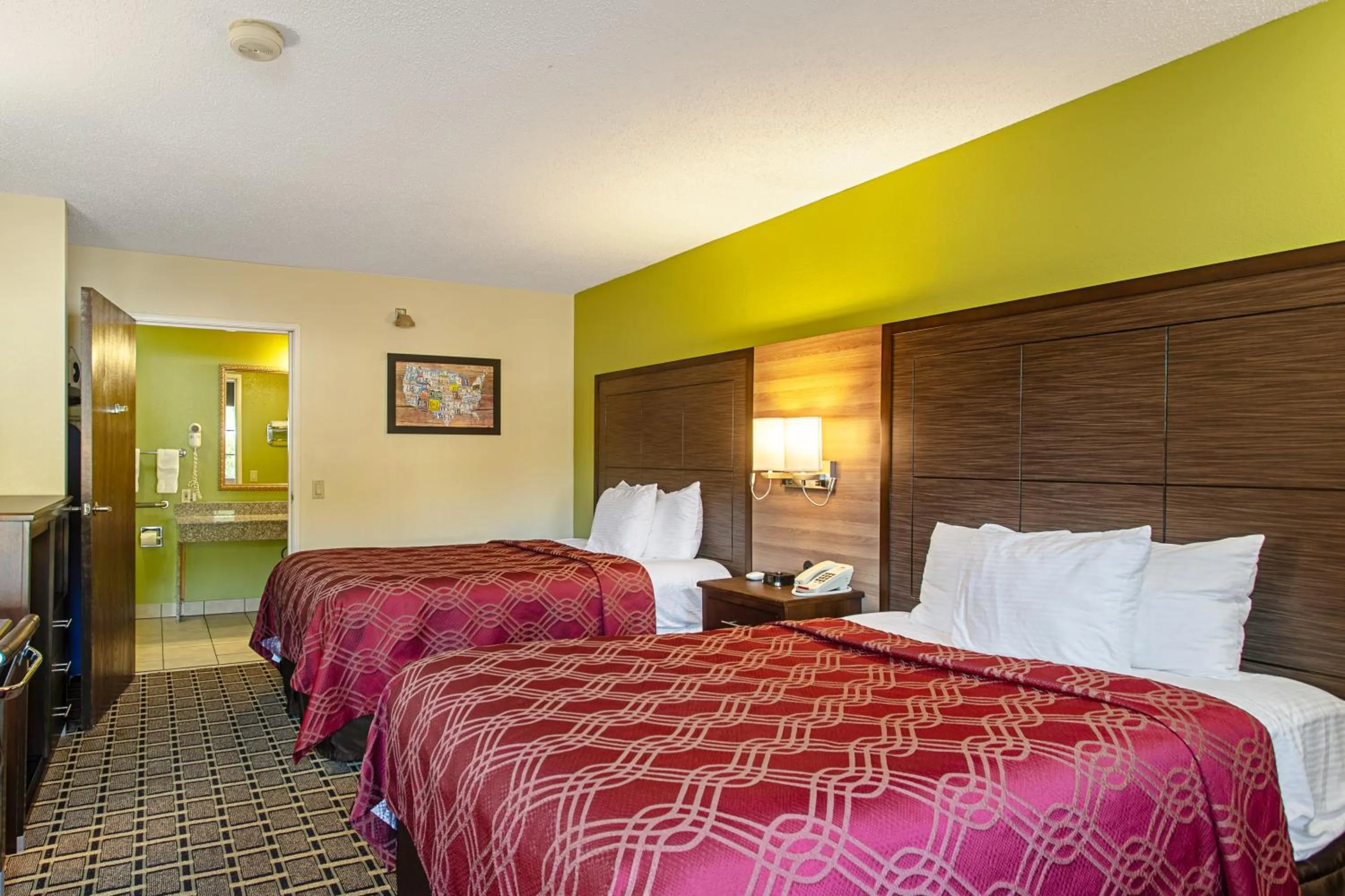 Photo of the whole room, Bed in Econo Lodge