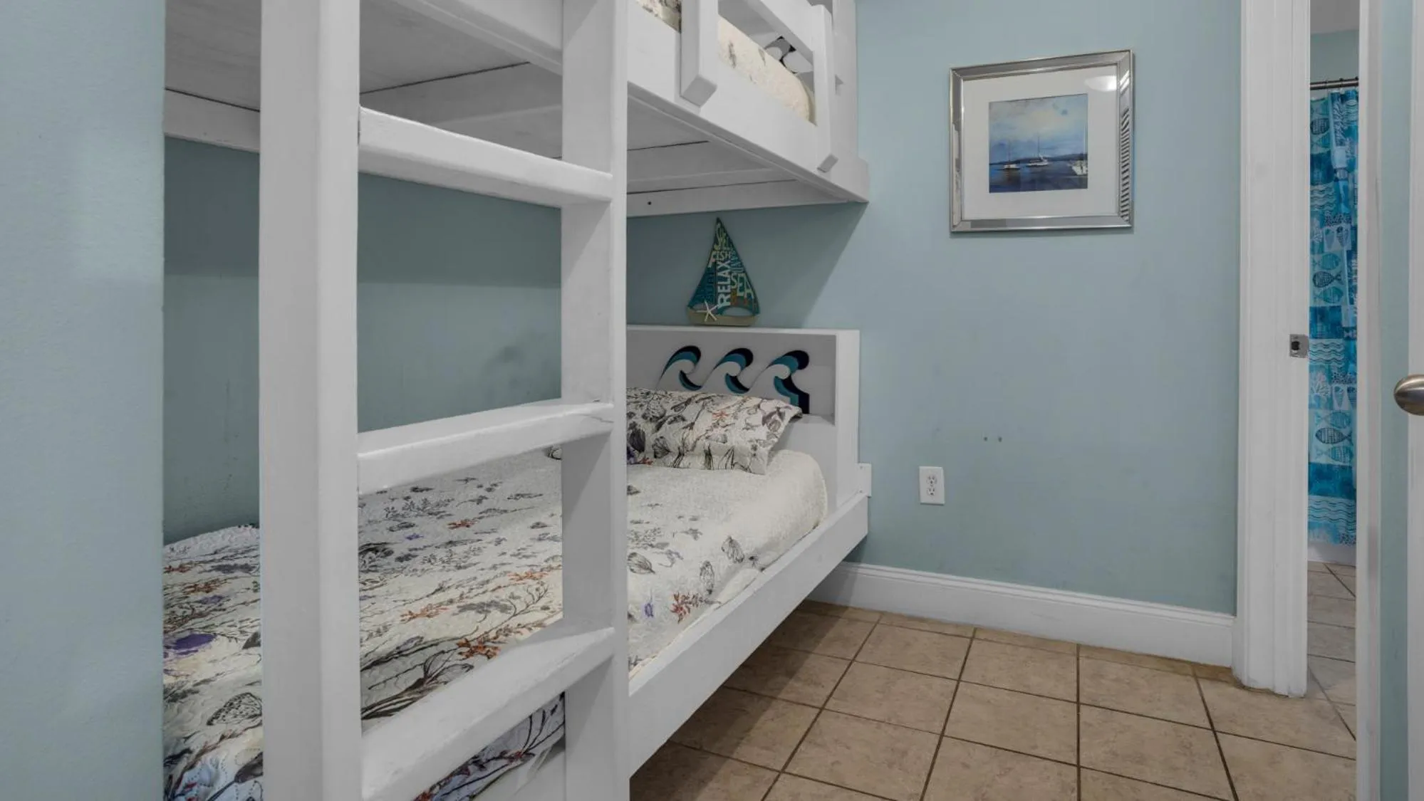 Bed in Laketown Wharf 1037