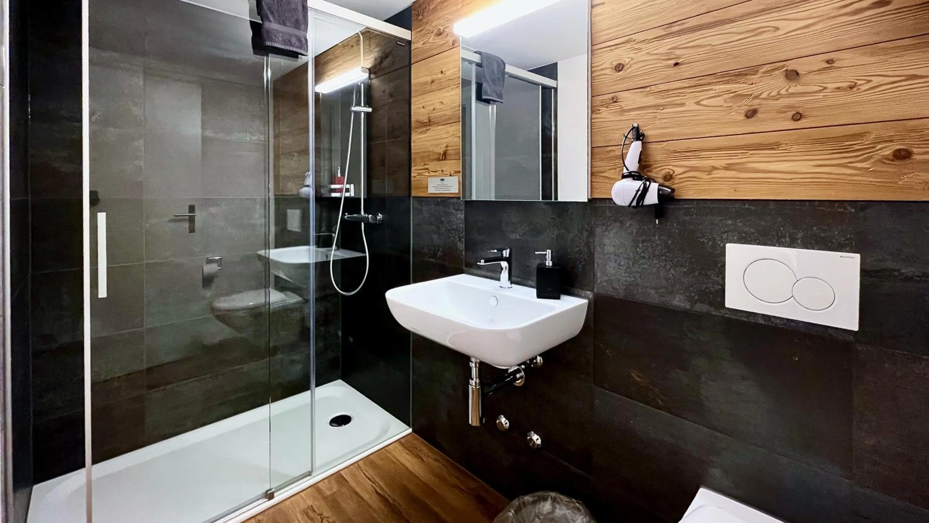 Shower in Berggasthaus Eggberge - Boutique Mountain Hotel - Access via Cablecar