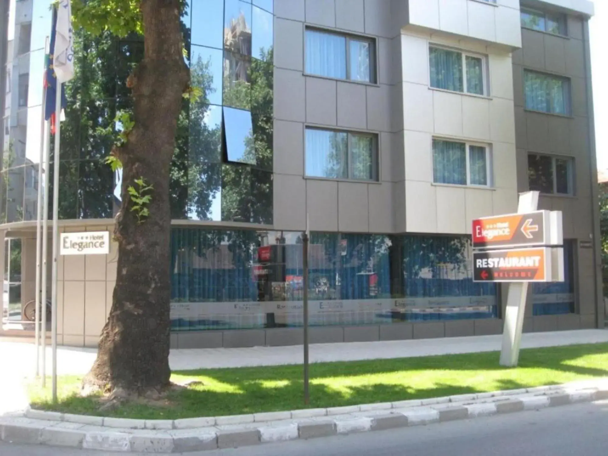 Large Double or Twin Room in Hotel Elegance Large Double or Twin Room in Hotel Elegance