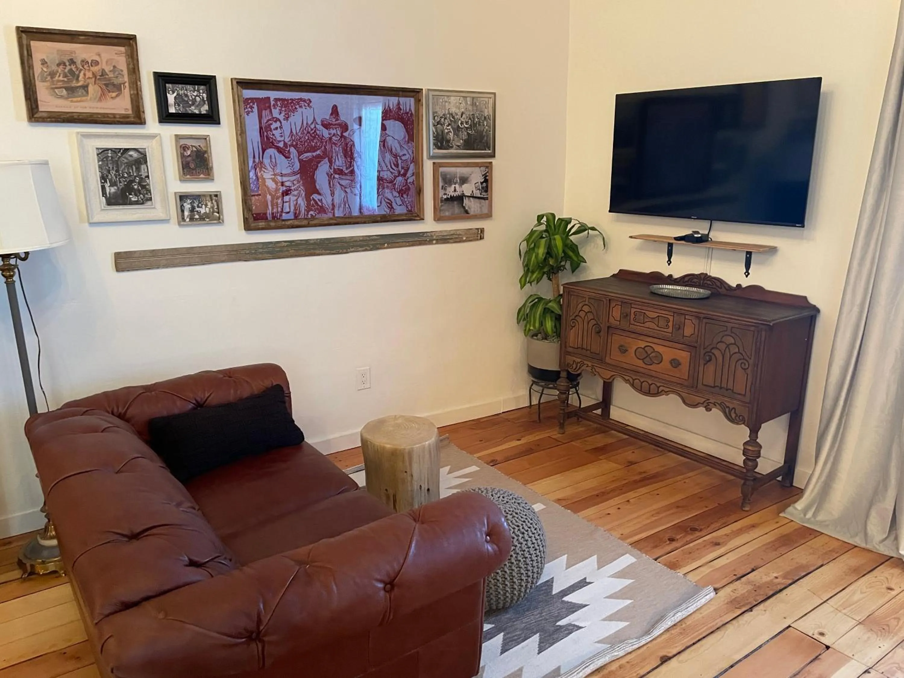 TV and multimedia in Painted Lady Bed & Brew