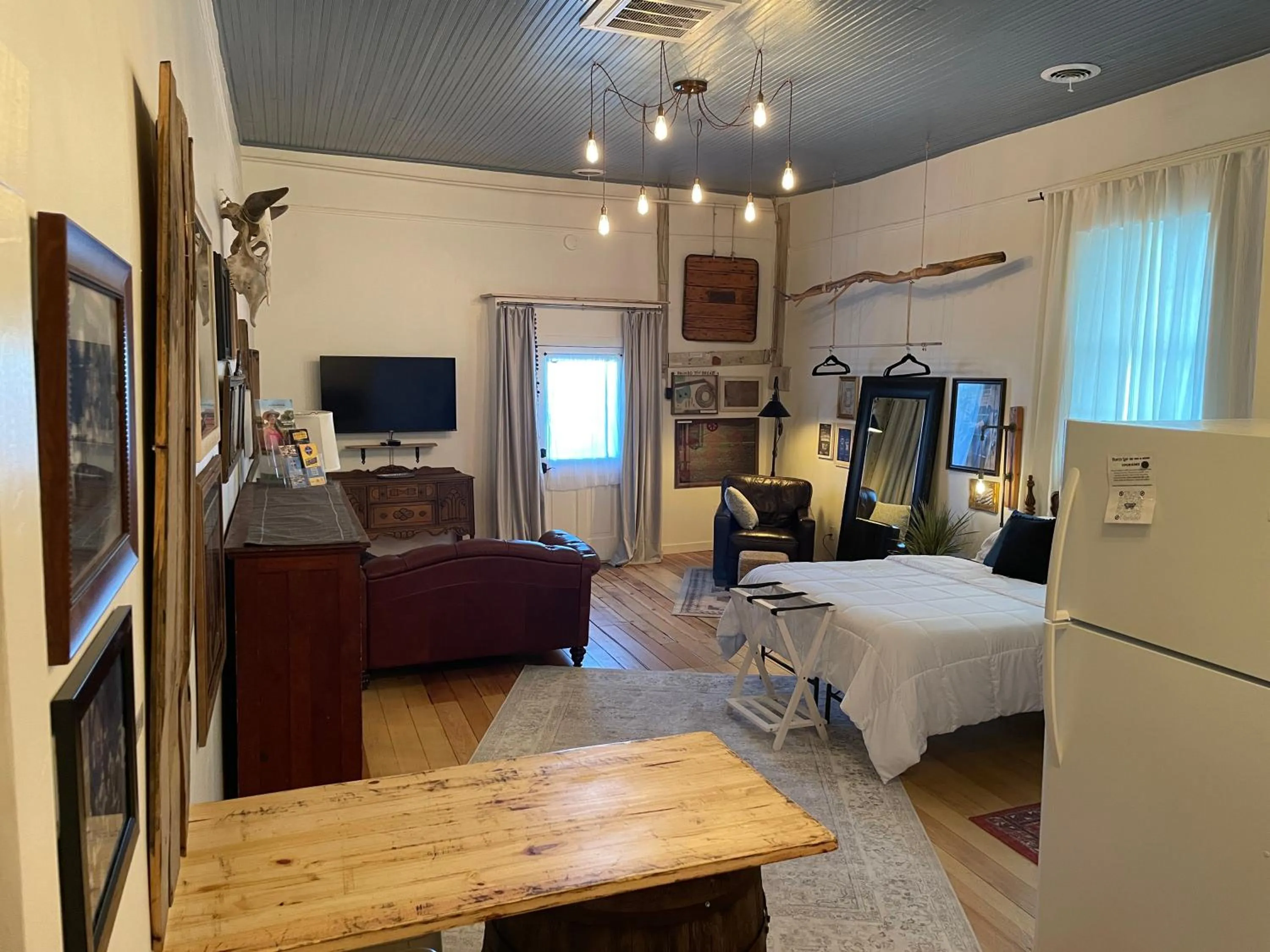 Photo of the whole room, Bed in Painted Lady Bed & Brew