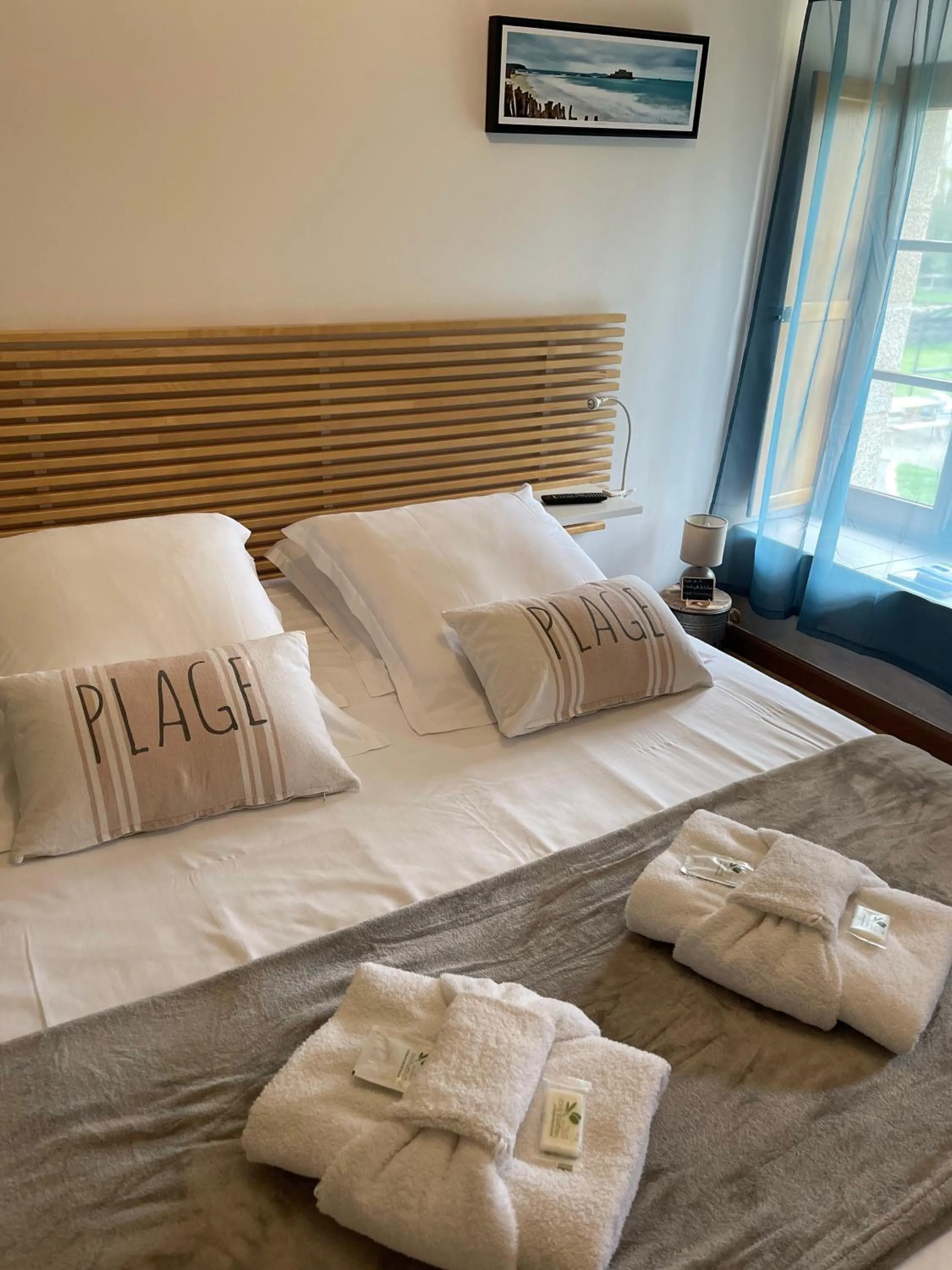 Shower, Bed in Le Haut Pont de la Baie