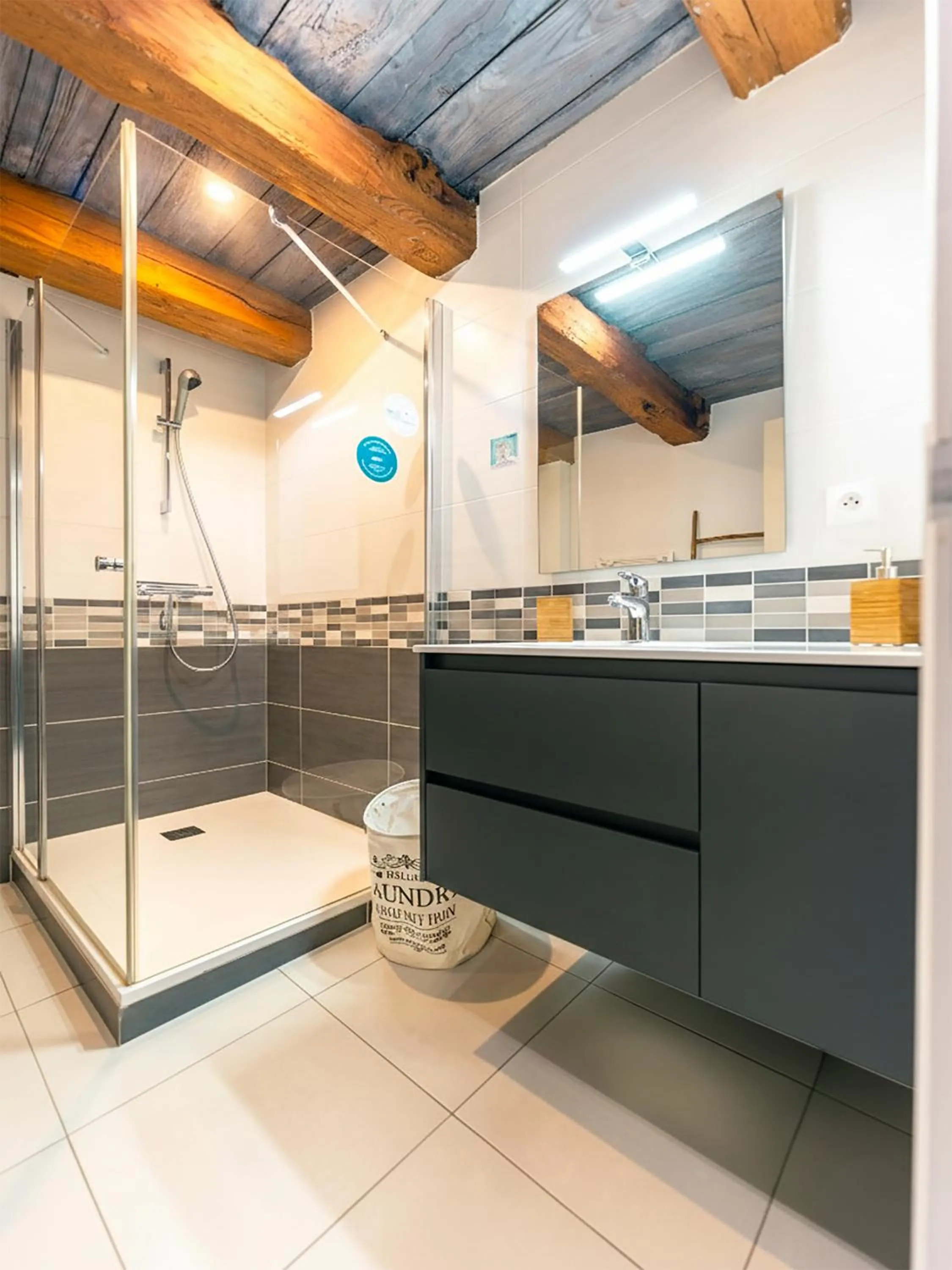 Shower in Le Haut Pont de la Baie