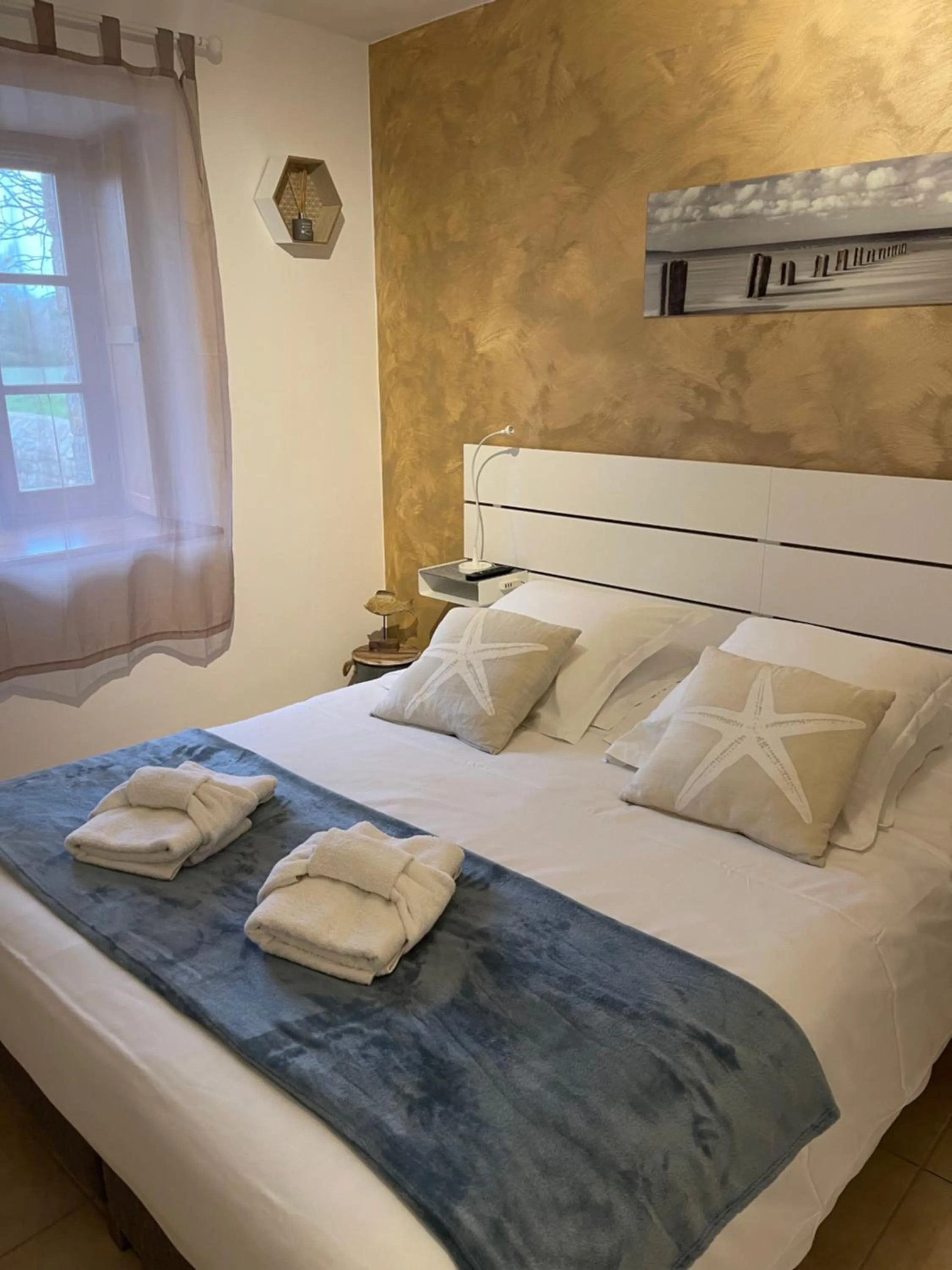 Photo of the whole room, Bed in Le Haut Pont de la Baie