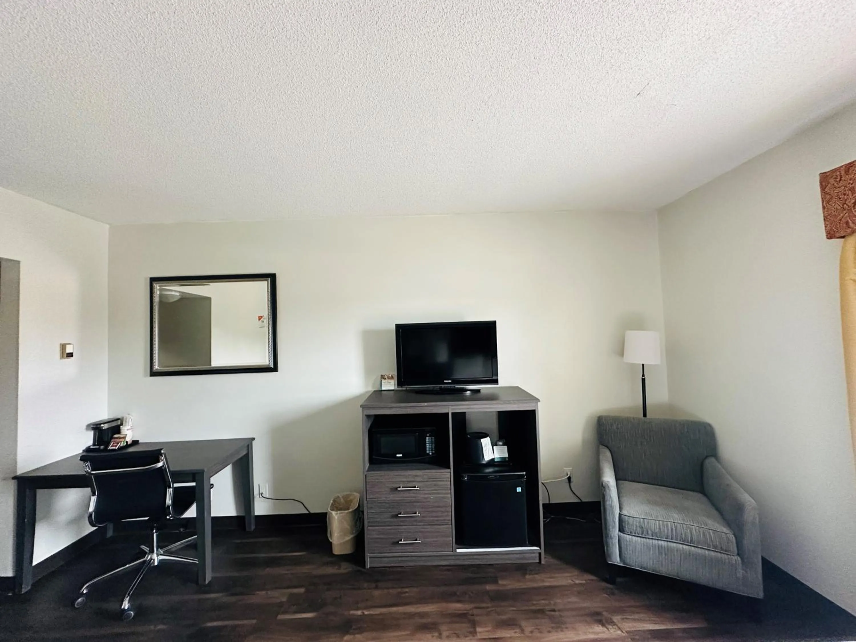 Photo of the whole room in Quality Inn