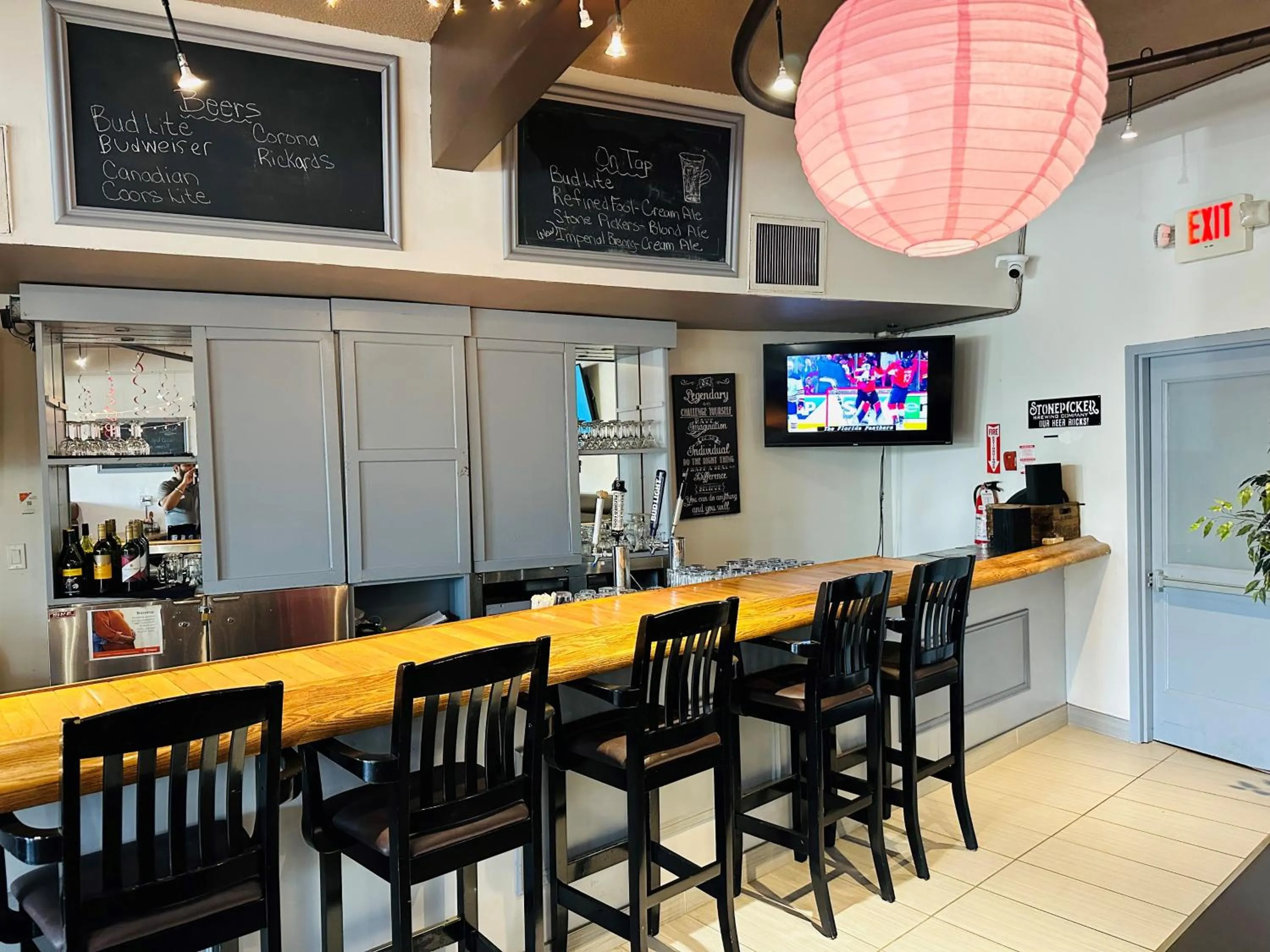 Restaurant/places to eat in Quality Inn