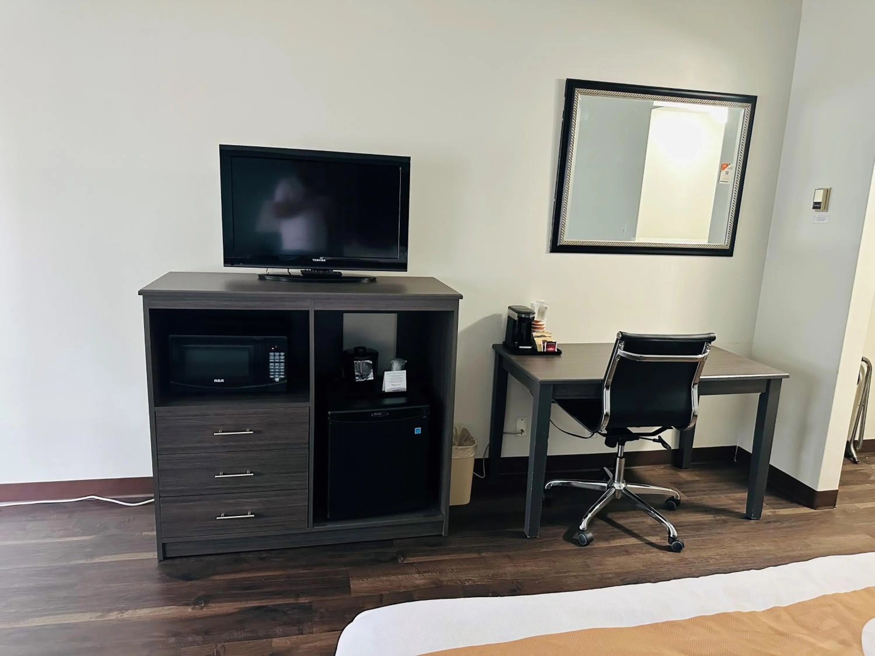 Photo of the whole room in Quality Inn