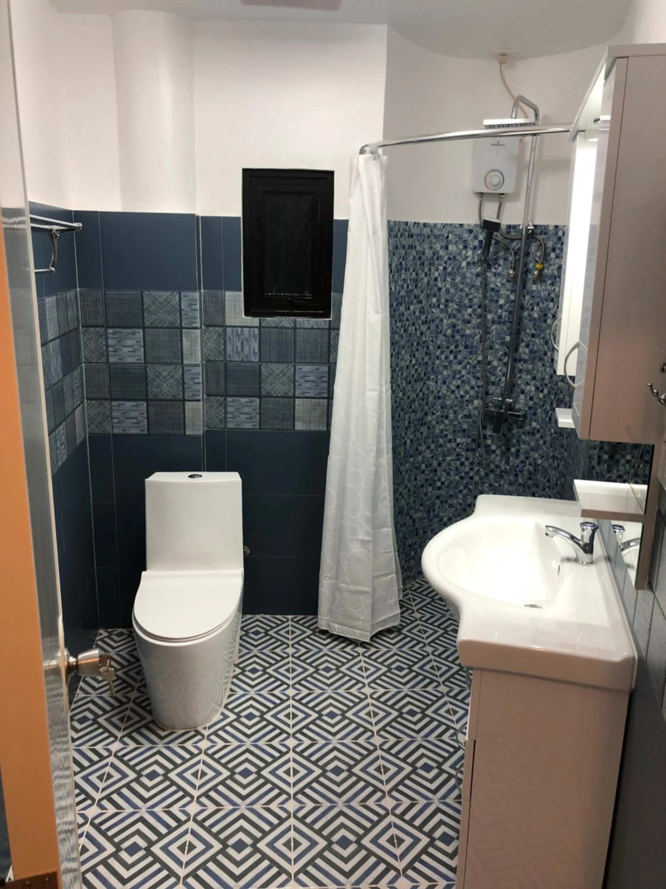 Shower in Cuestas Beach Resort and Restaurant