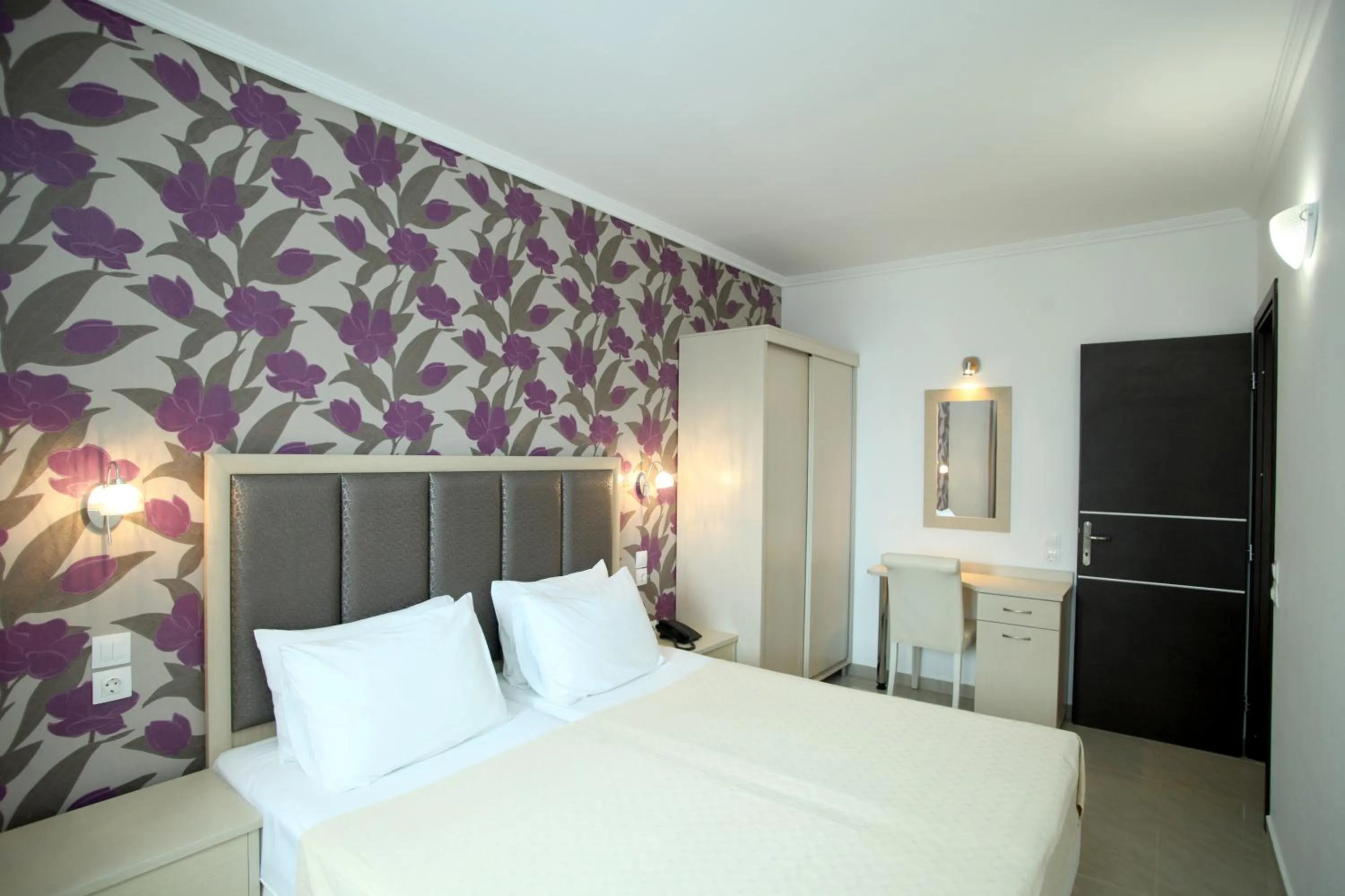 Bedroom, Bed in Naias